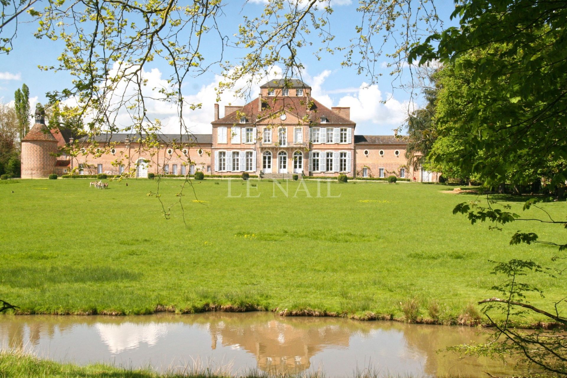 castle 20 rooms for sale on Bourges (18000)