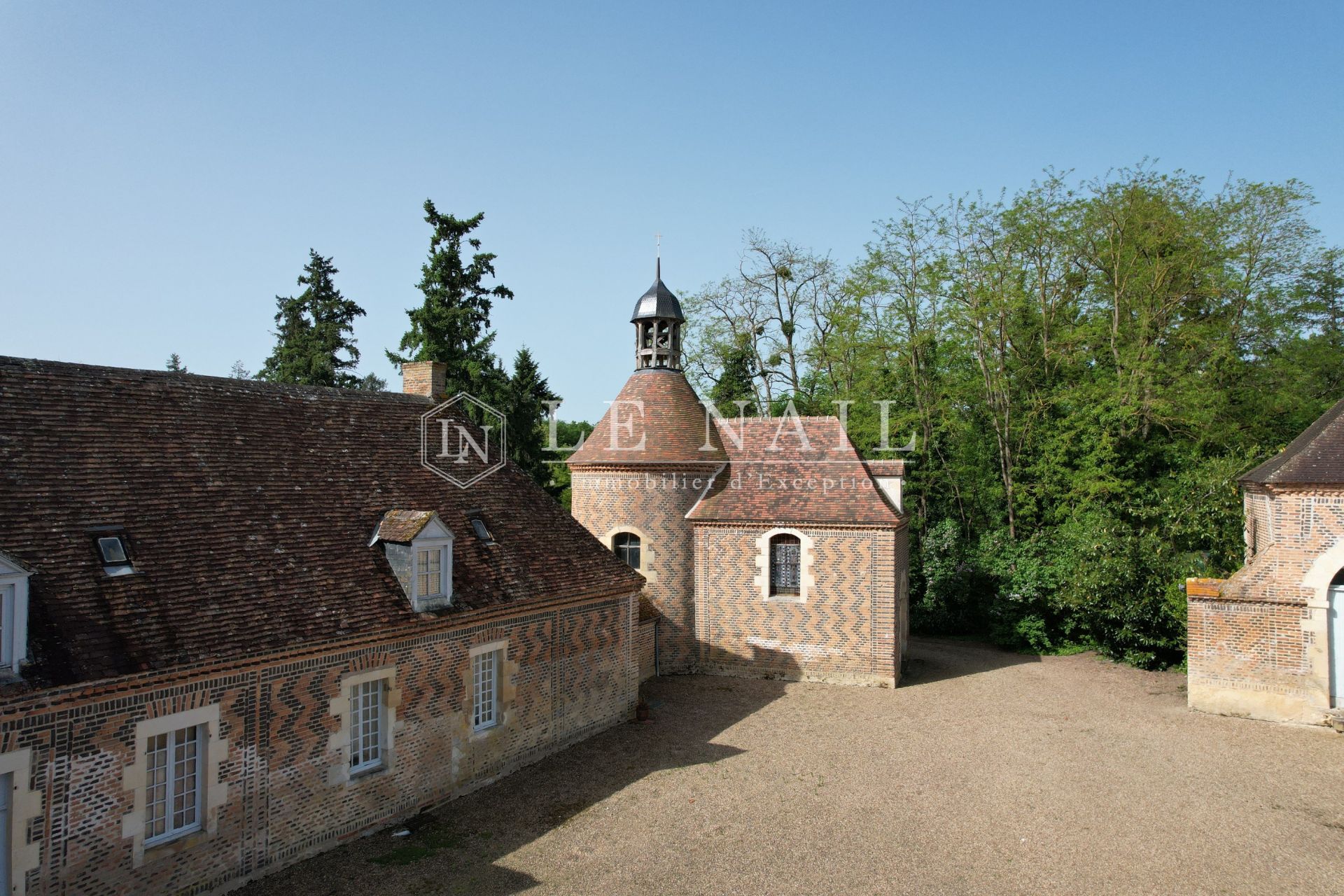 castle 20 rooms for sale on Bourges (18000)