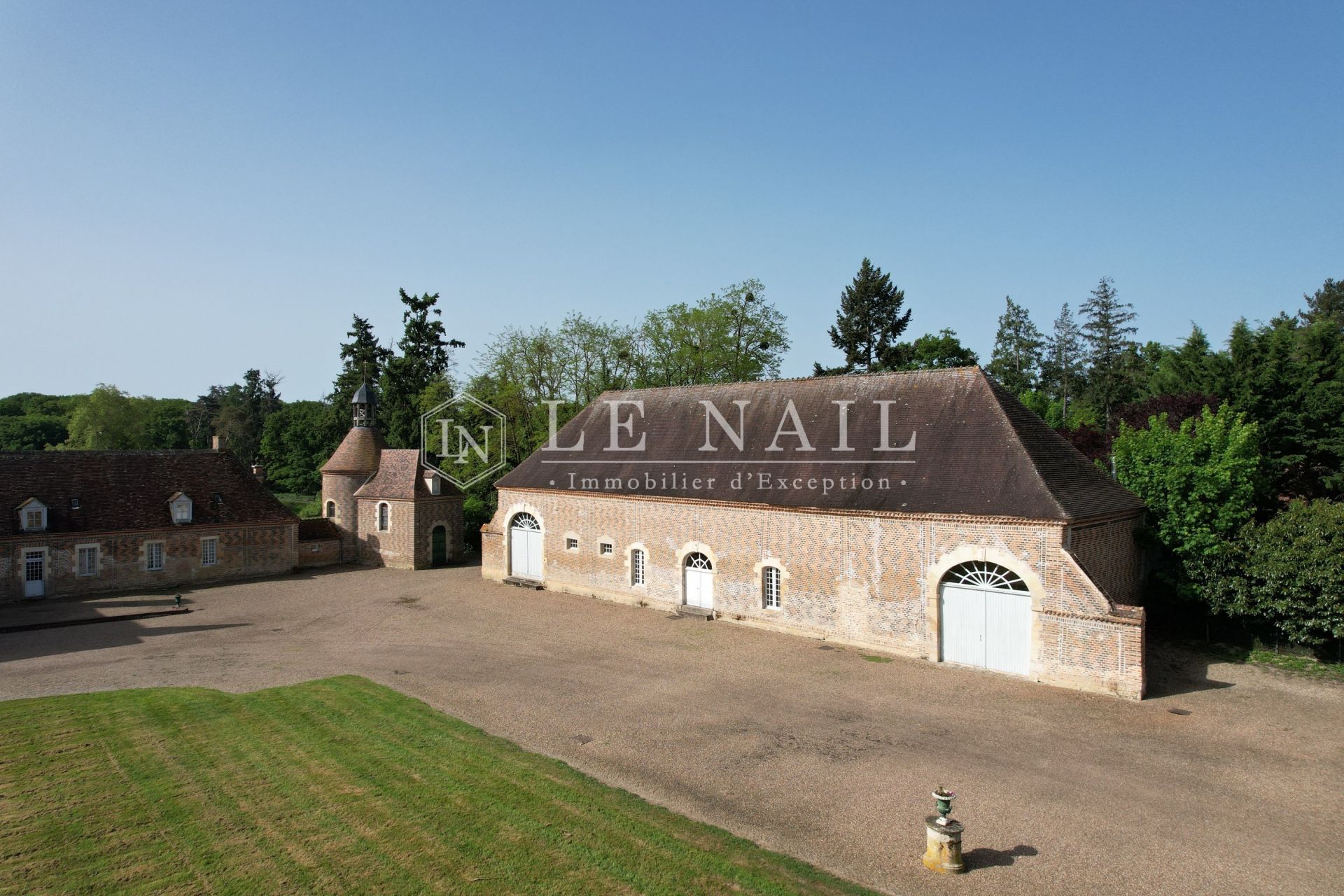 castle 20 rooms for sale on Bourges (18000)