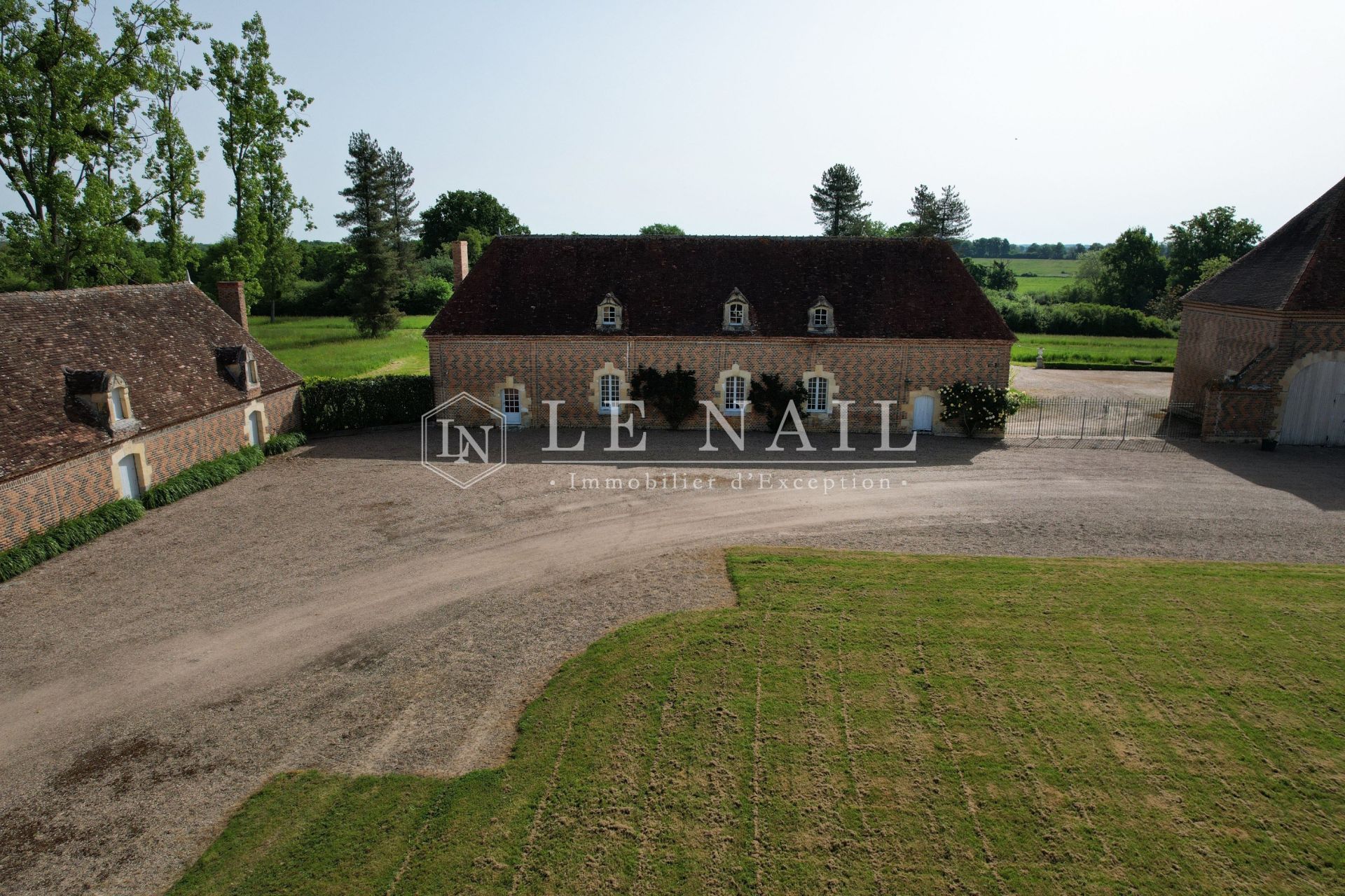 castle 20 rooms for sale on Bourges (18000)