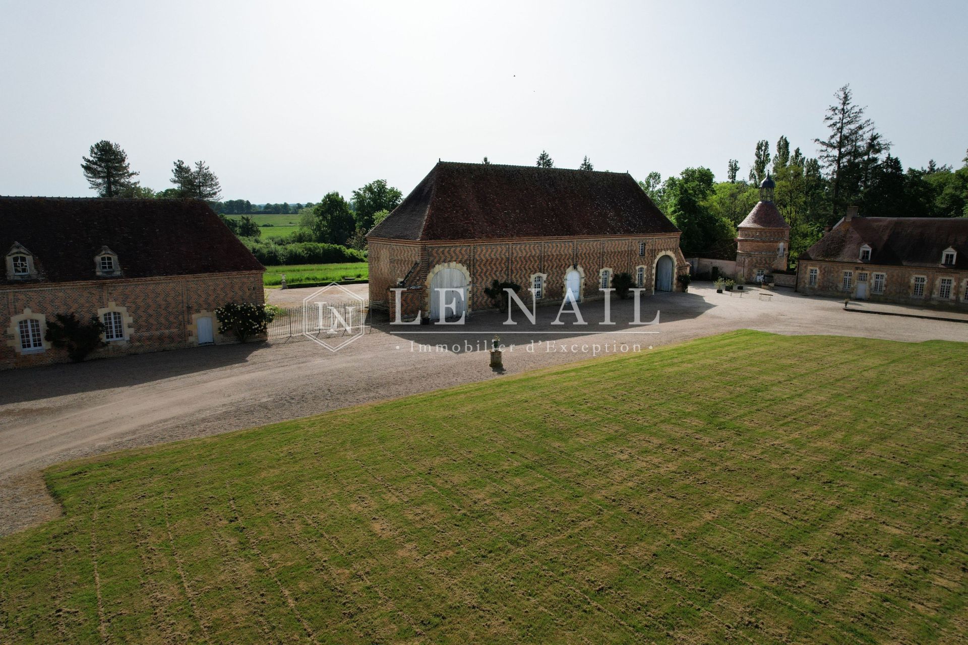 castle 20 rooms for sale on Bourges (18000)