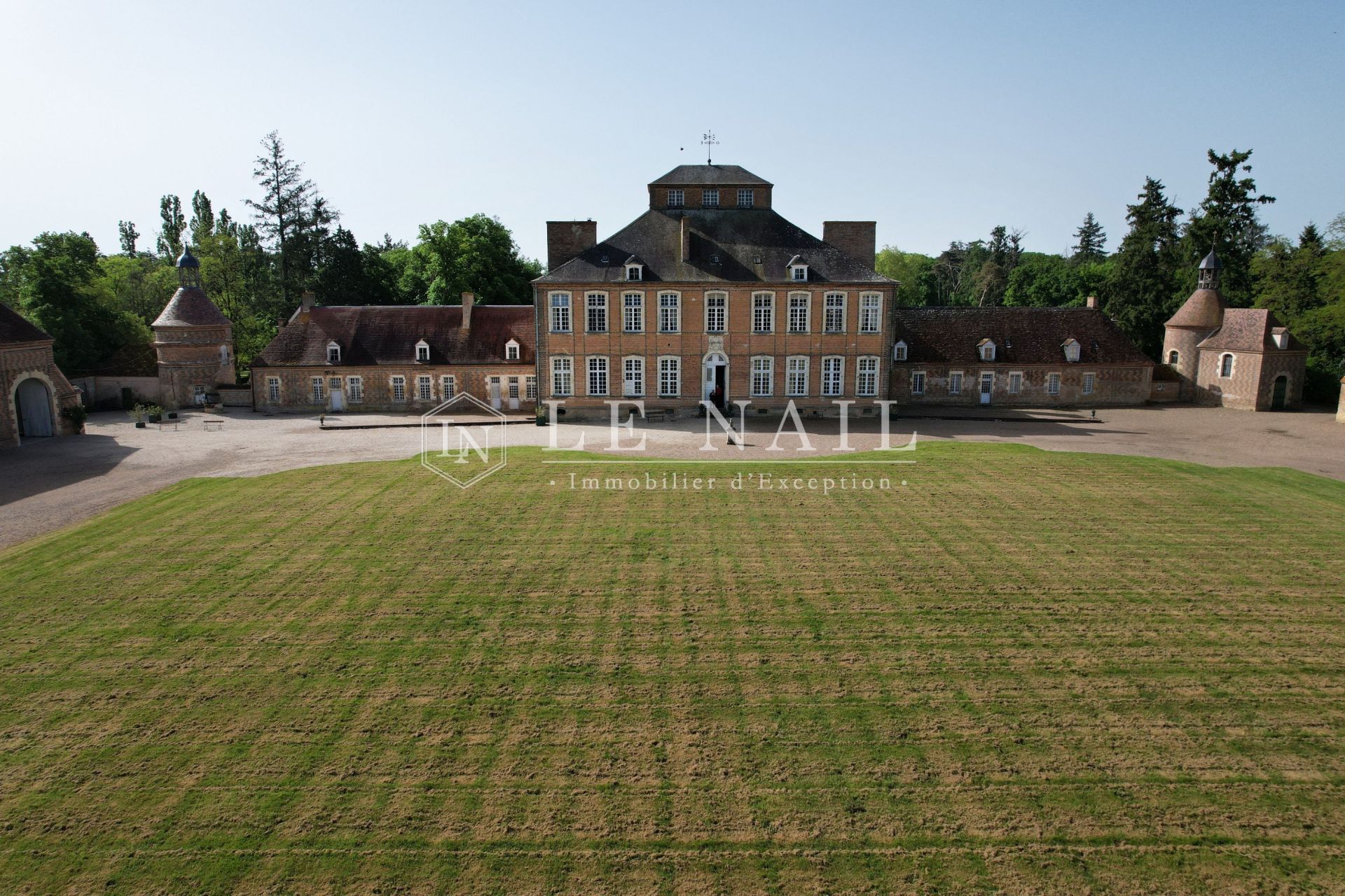 castle 20 rooms for sale on Bourges (18000)