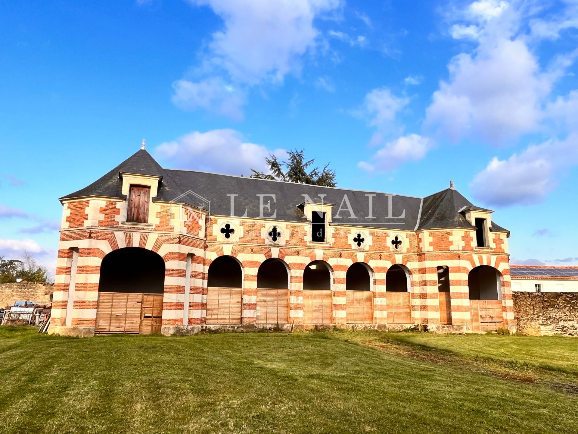 château 16 pièces en vente à CHANTONNAY (85110)