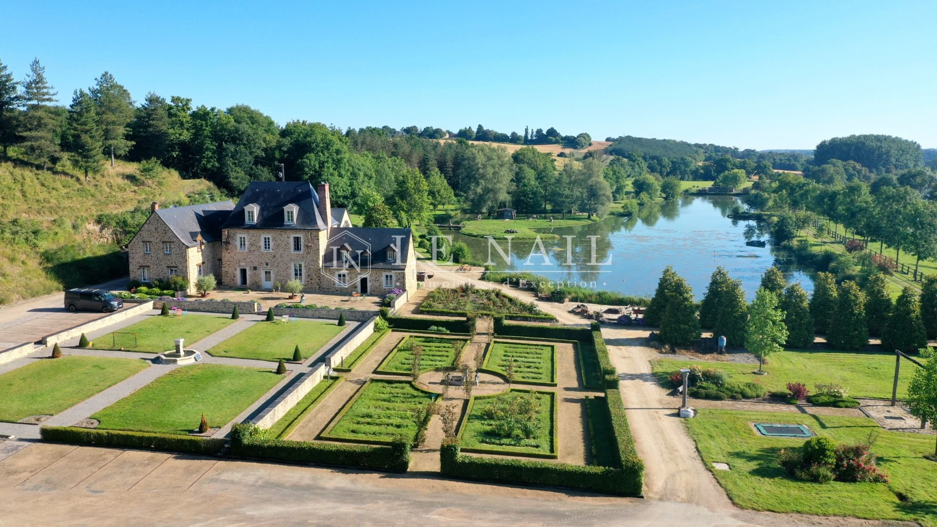 manoir 17 pièces en vente à CHATEAU GONTIER SUR MAYENNE (53200)