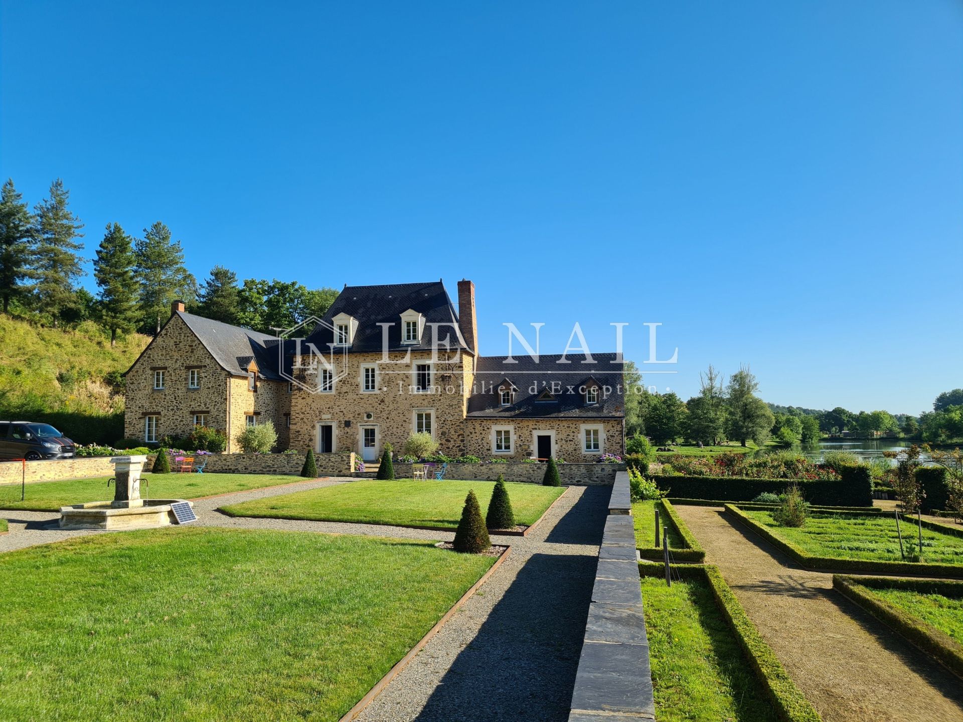 manoir 17 pièces en vente à CHATEAU GONTIER SUR MAYENNE (53200)