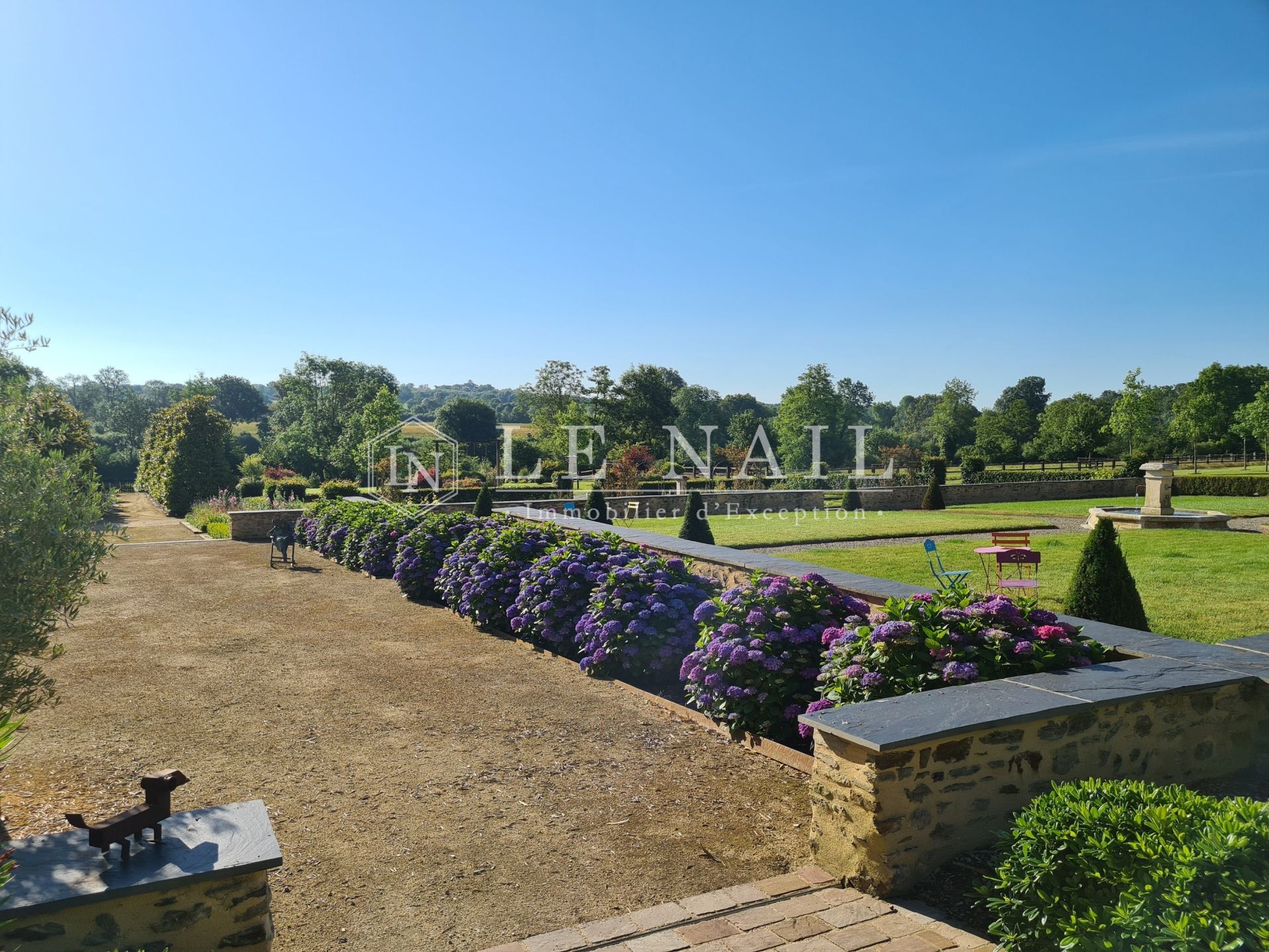 manor house 17 rooms for sale on LAVAL (53000)