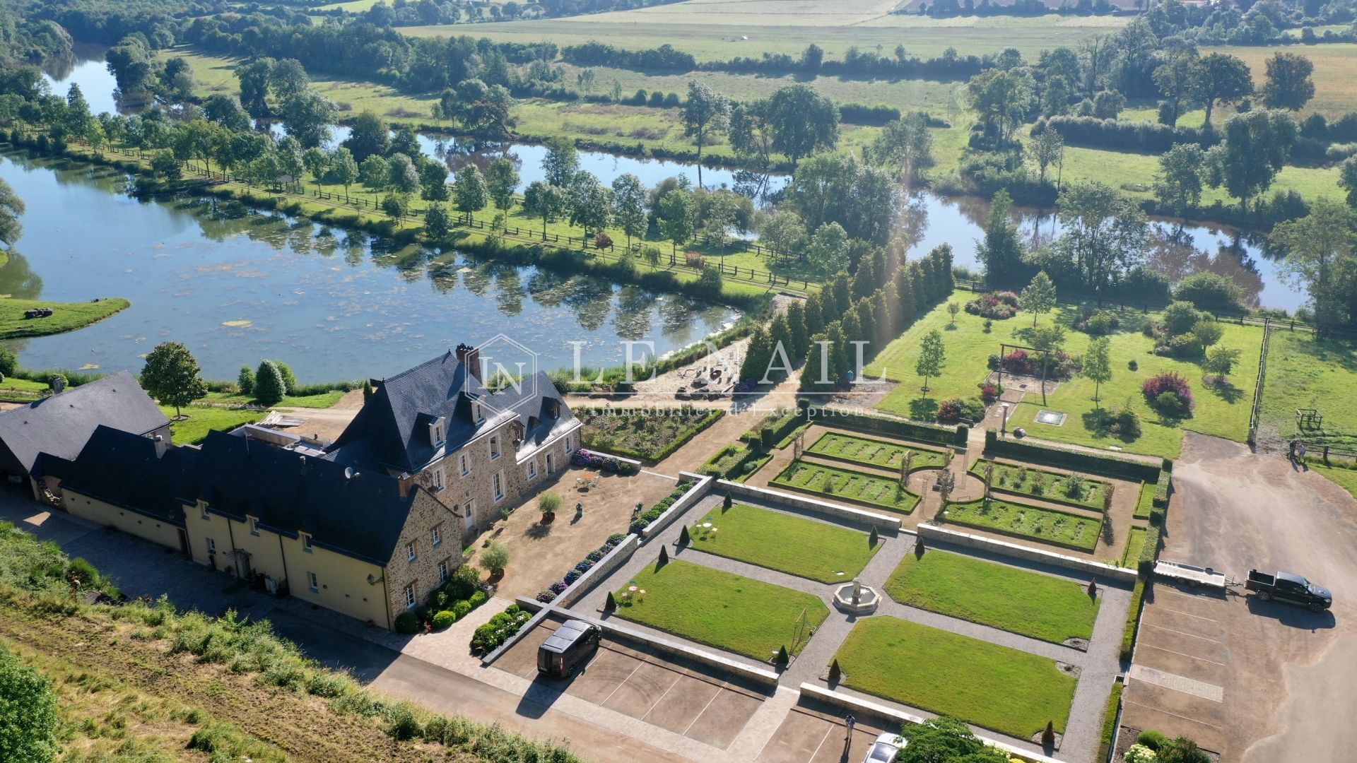 manor house 17 rooms for sale on LAVAL (53000)