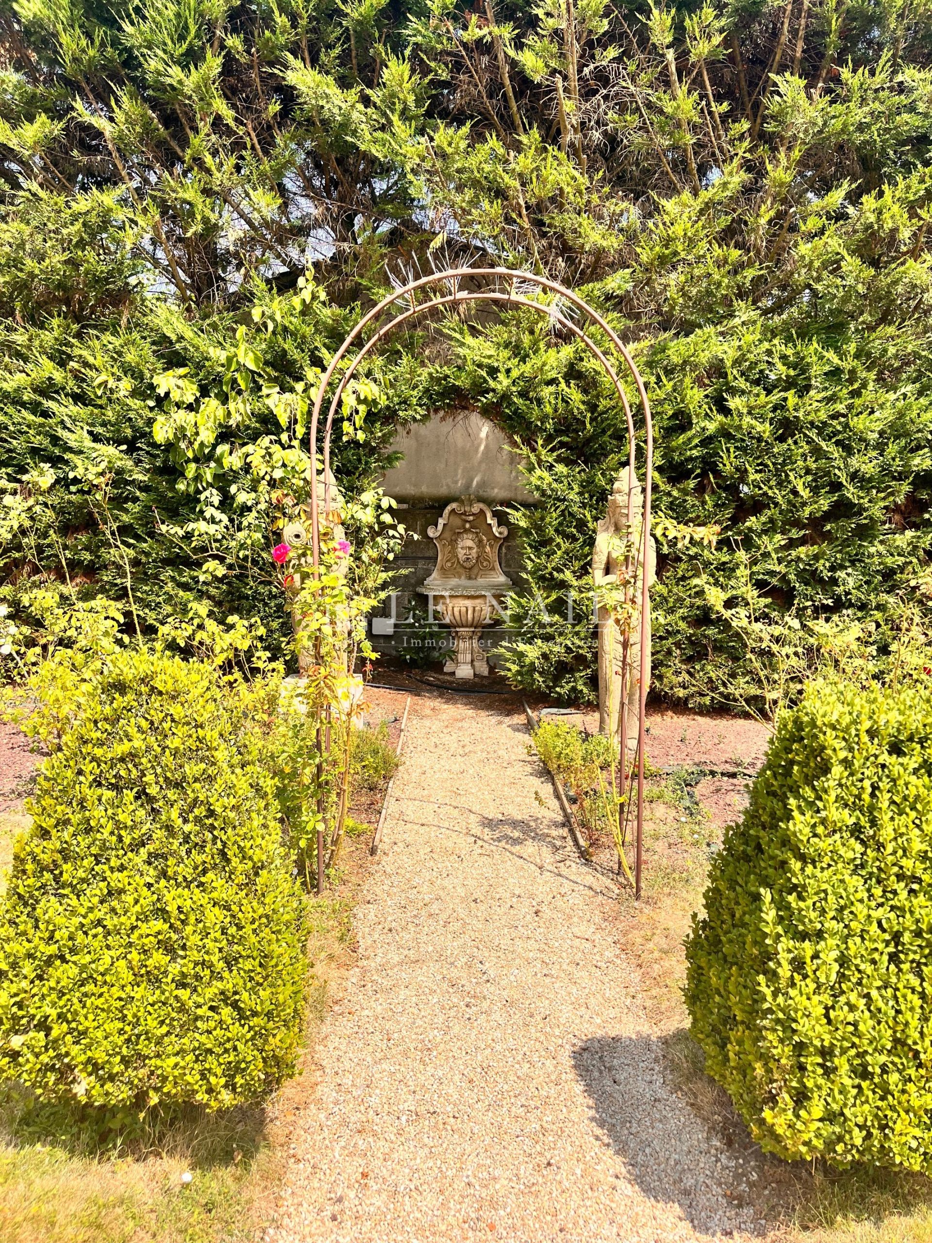 property 7 rooms for sale on VIEILLEVIGNE (44116)
