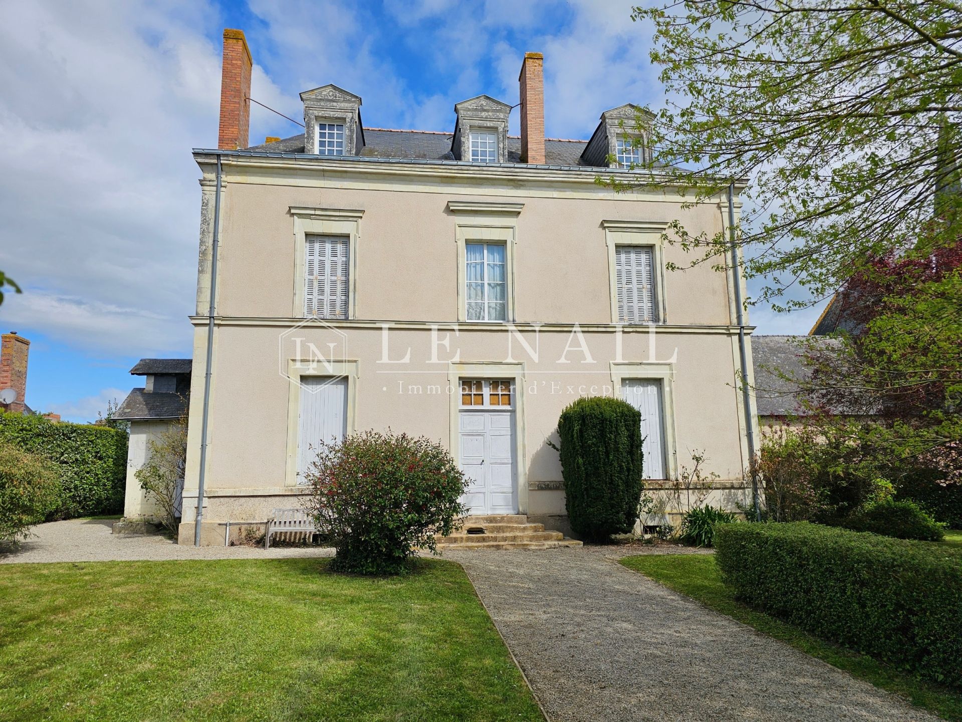 house 9 rooms for sale on LE LION D ANGERS (49220)