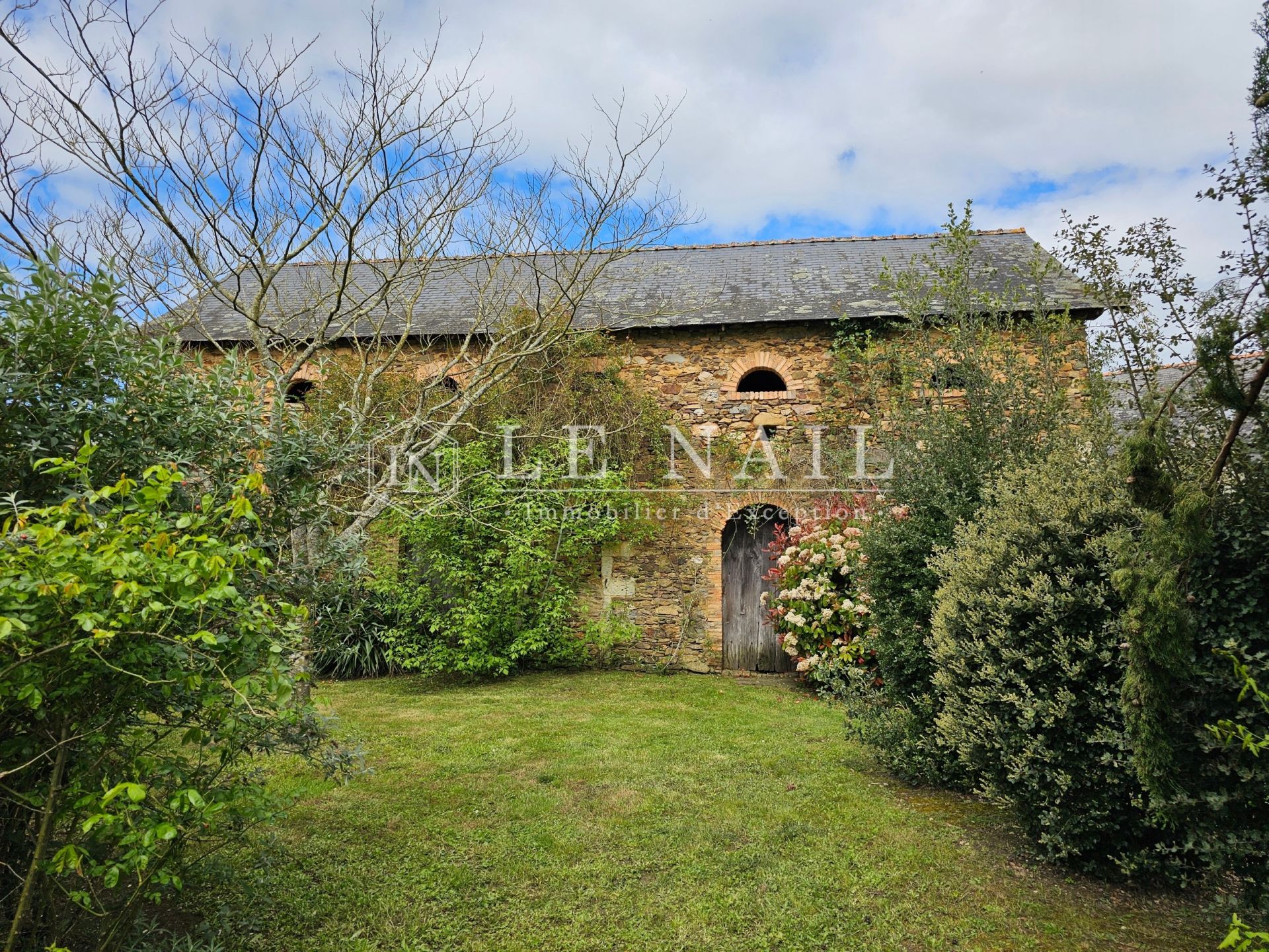 house 9 rooms for sale on LE LION D ANGERS (49220)