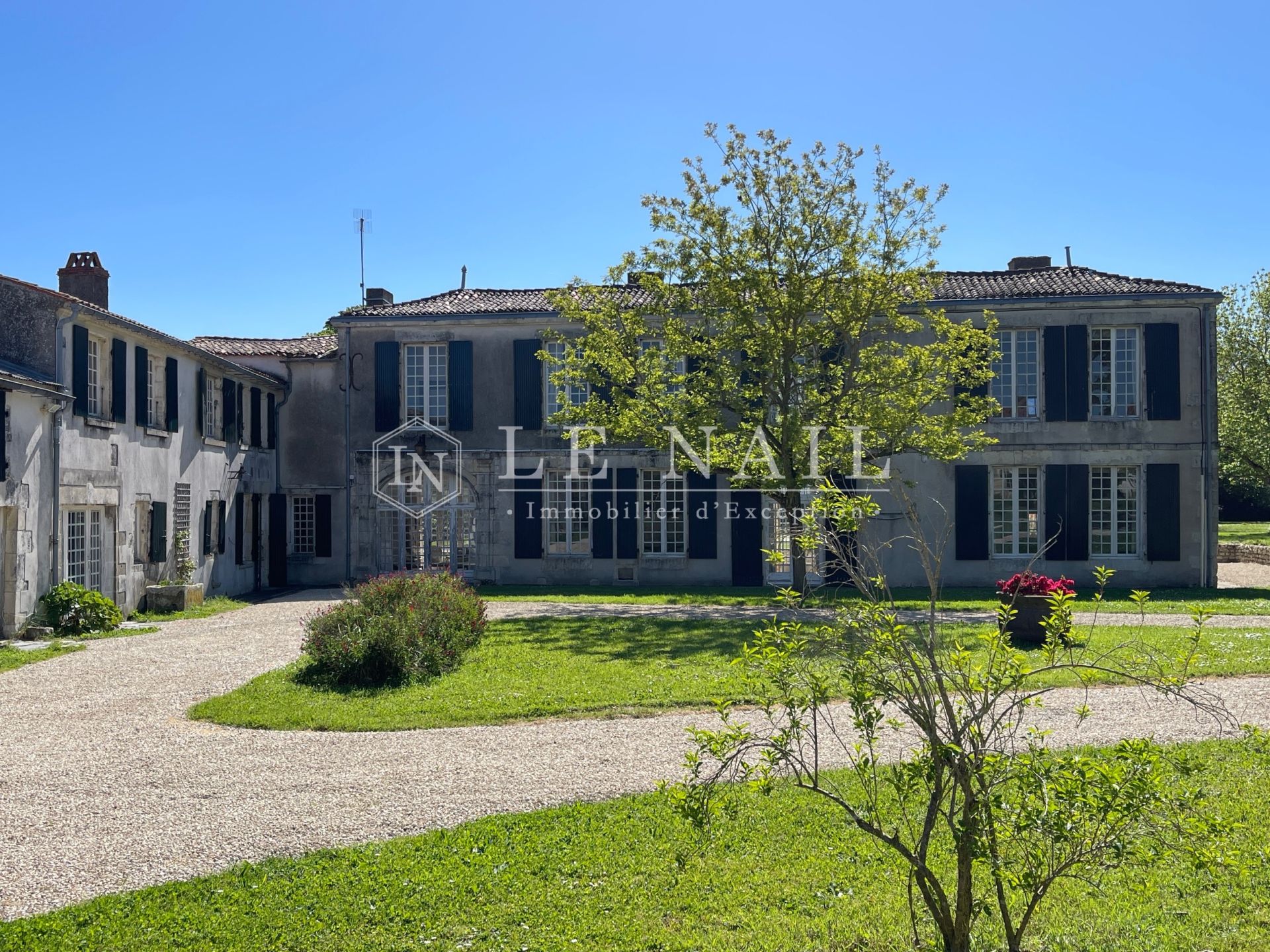 property 18 rooms for sale on LA ROCHELLE (17000)