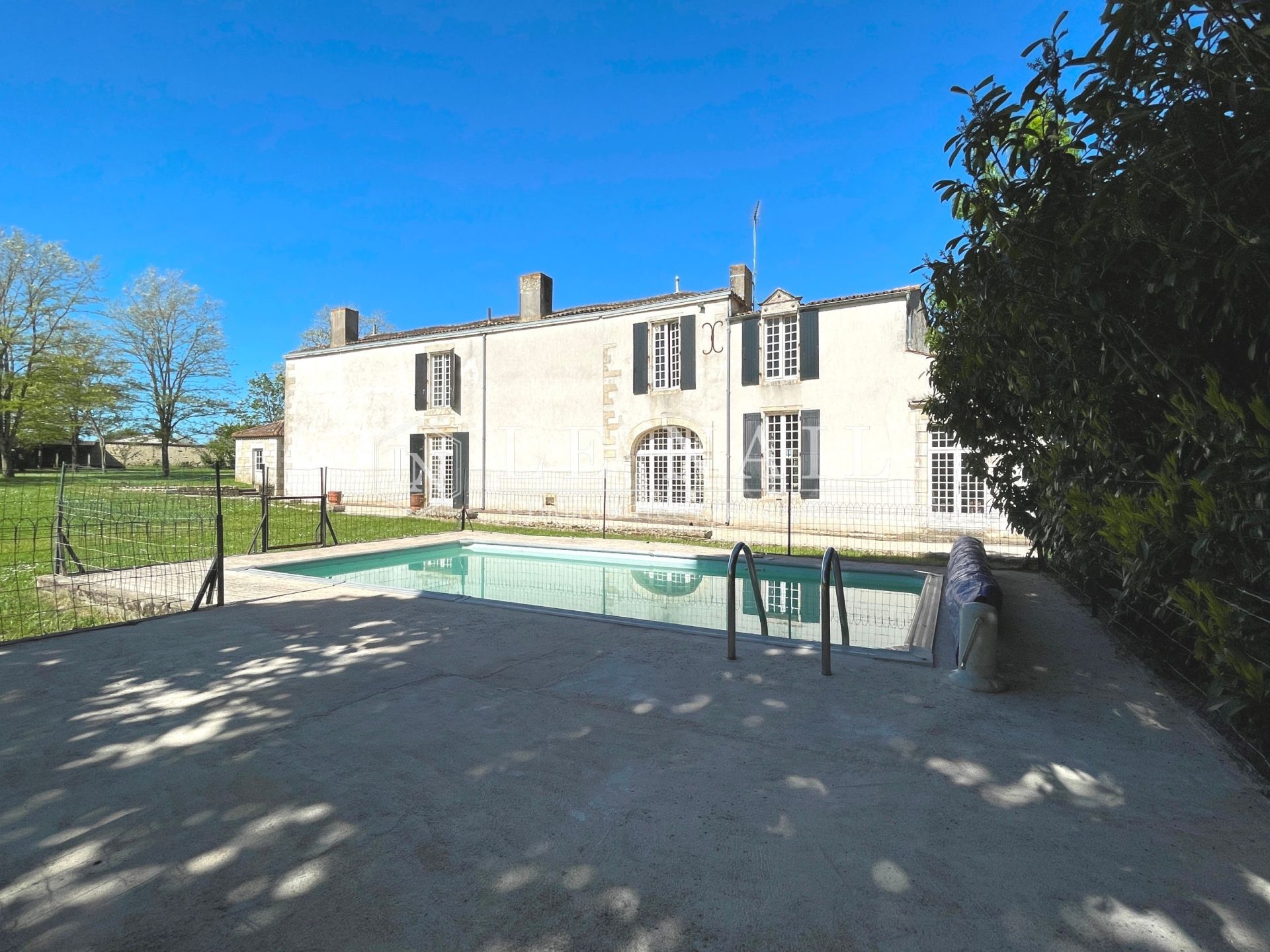 property 18 rooms for sale on LA ROCHELLE (17000)