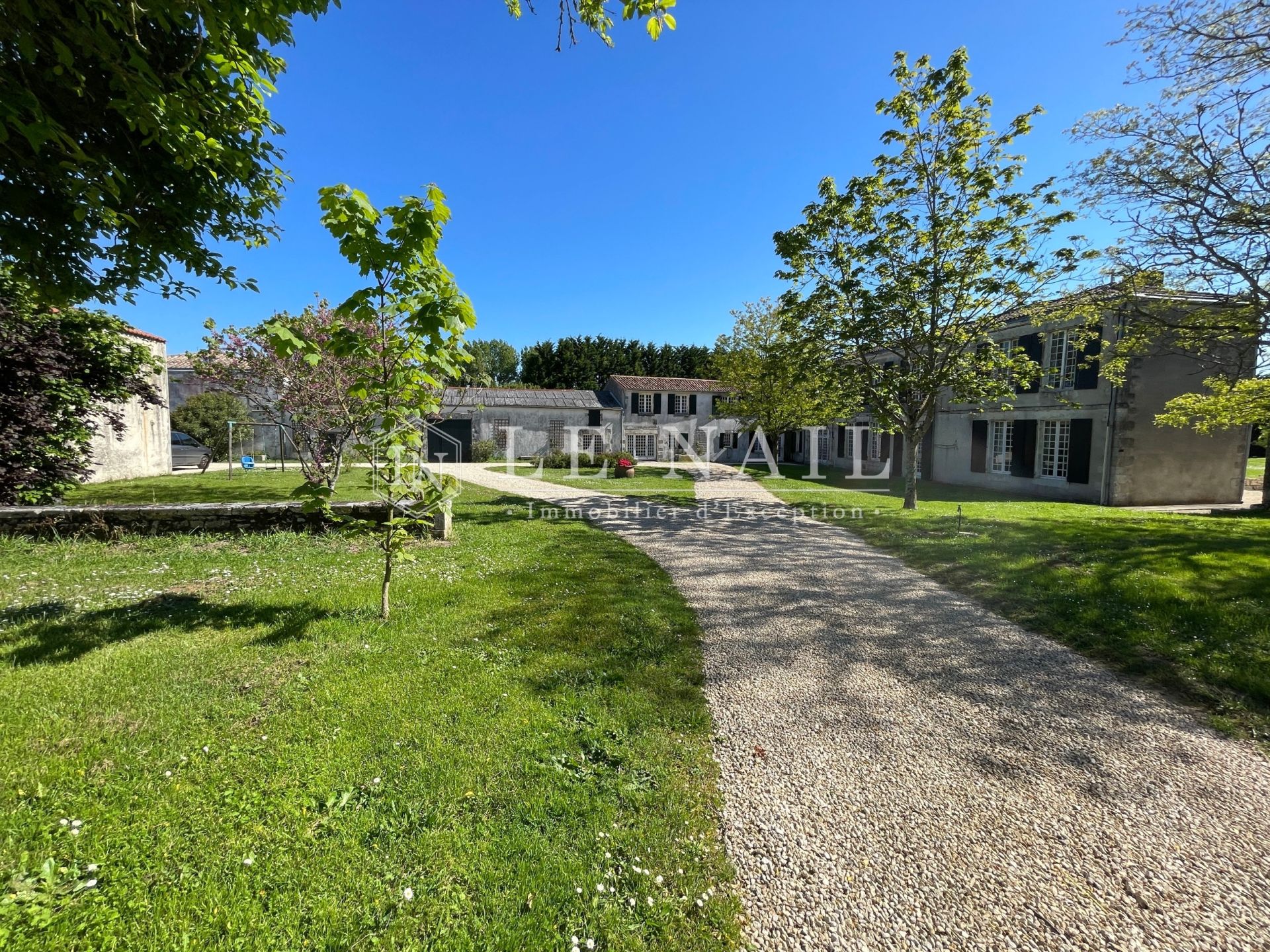 property 18 rooms for sale on LA ROCHELLE (17000)