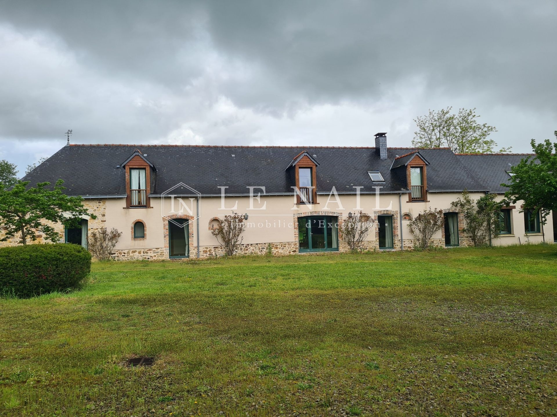 manoir 18 pièces en vente à CRAON (53400)