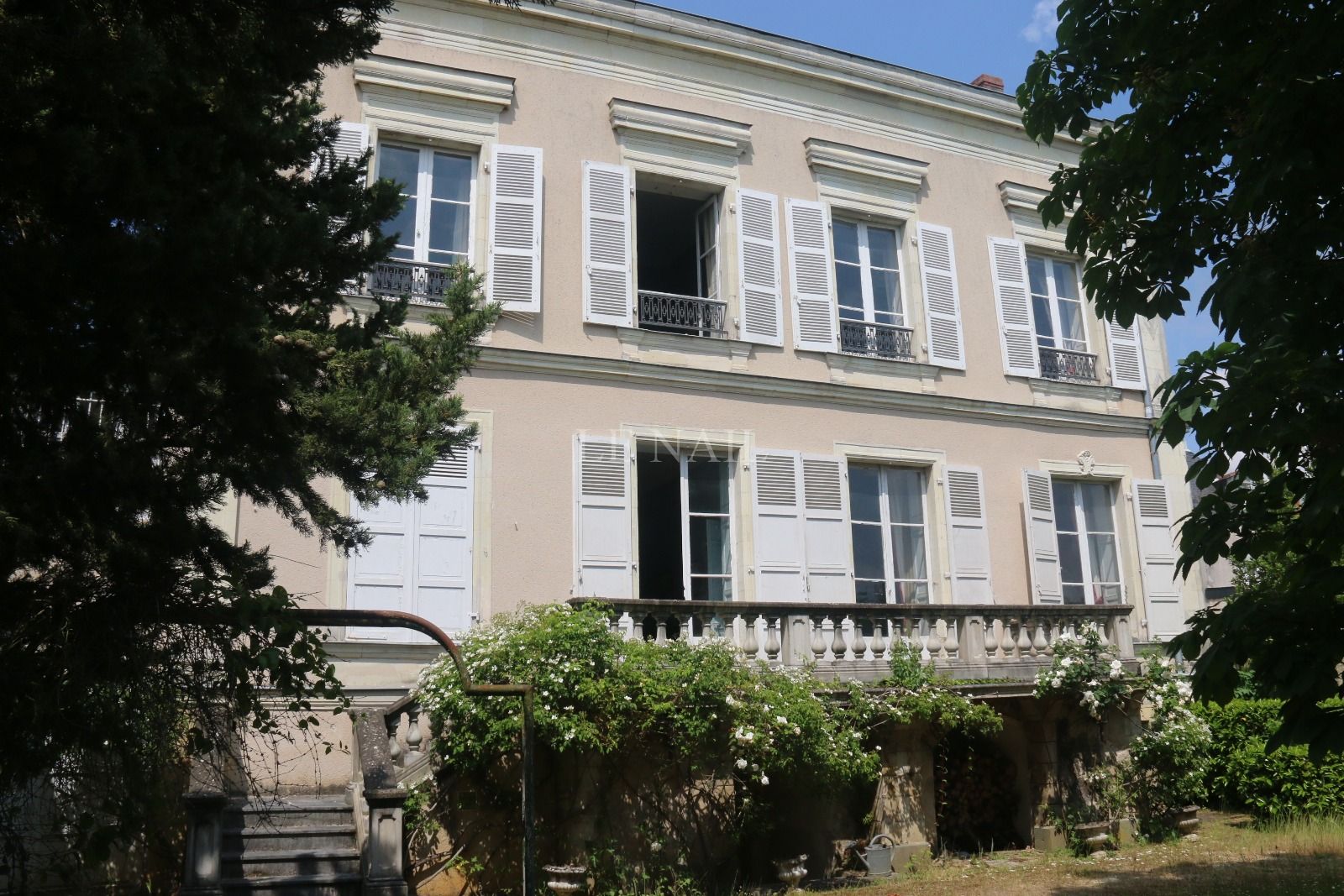 mansion (hôtel particulier) 15 rooms for sale on Chateau gontier (53200)