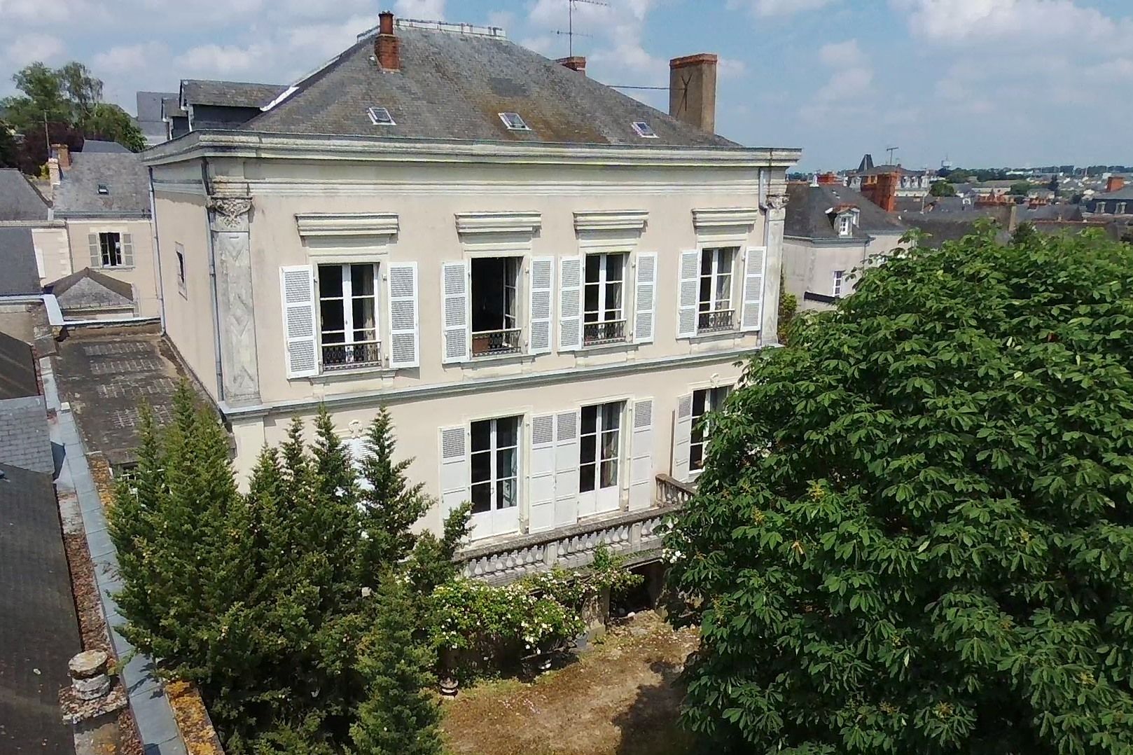 mansion (hôtel particulier) 15 rooms for sale on Chateau gontier (53200)