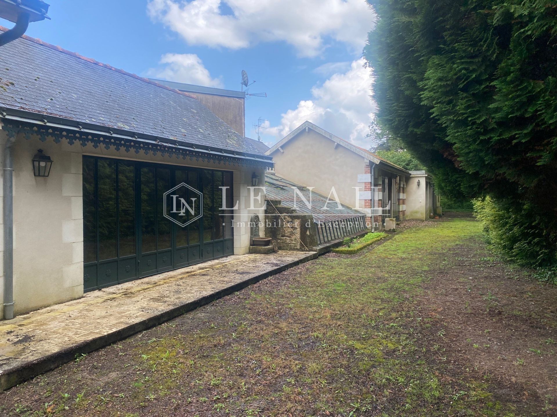 house 14 rooms for sale on LA CHAPELLE SUR ERDRE (44240)