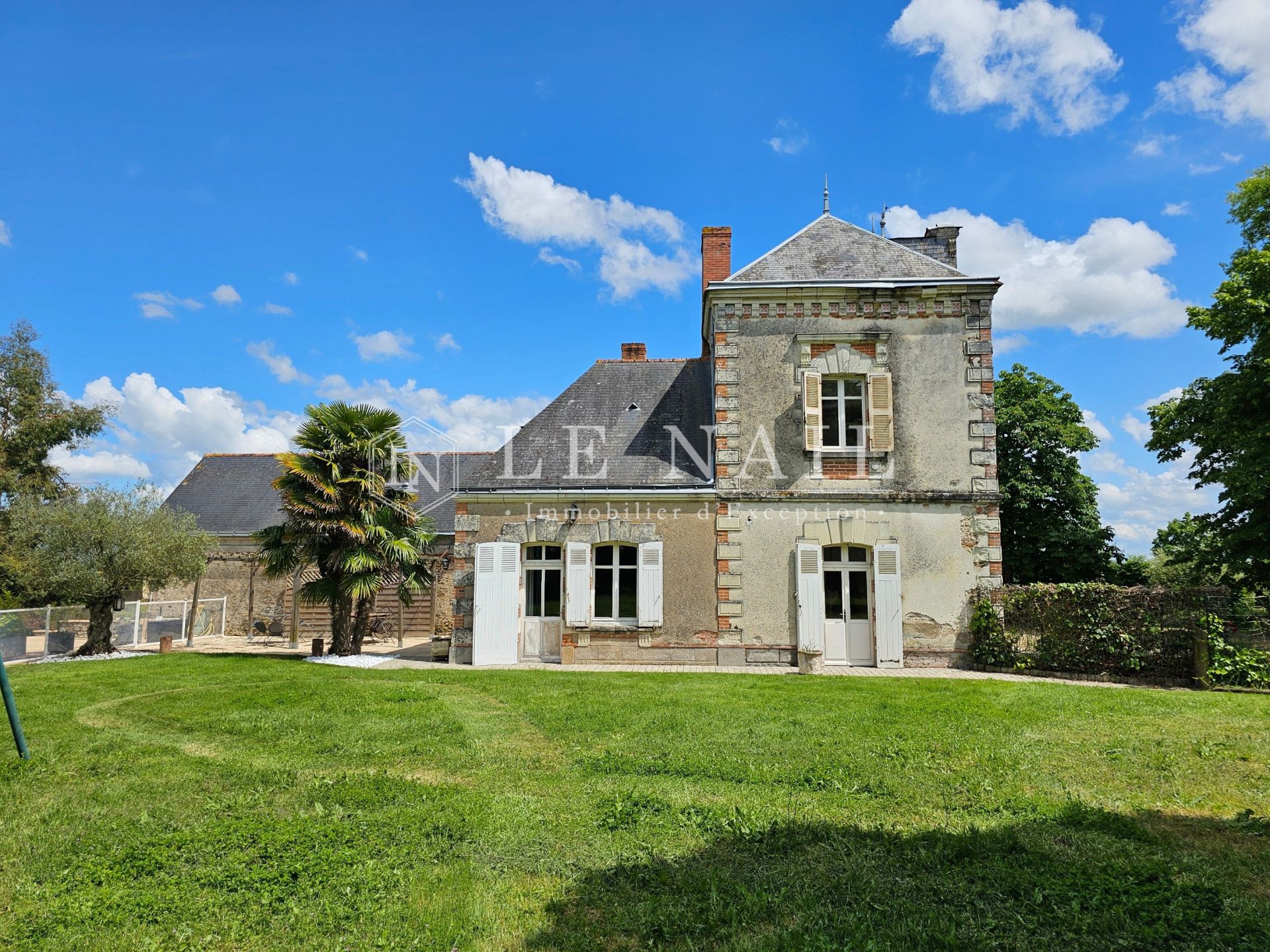 mansion 12 rooms for sale on ANGERS (49000)