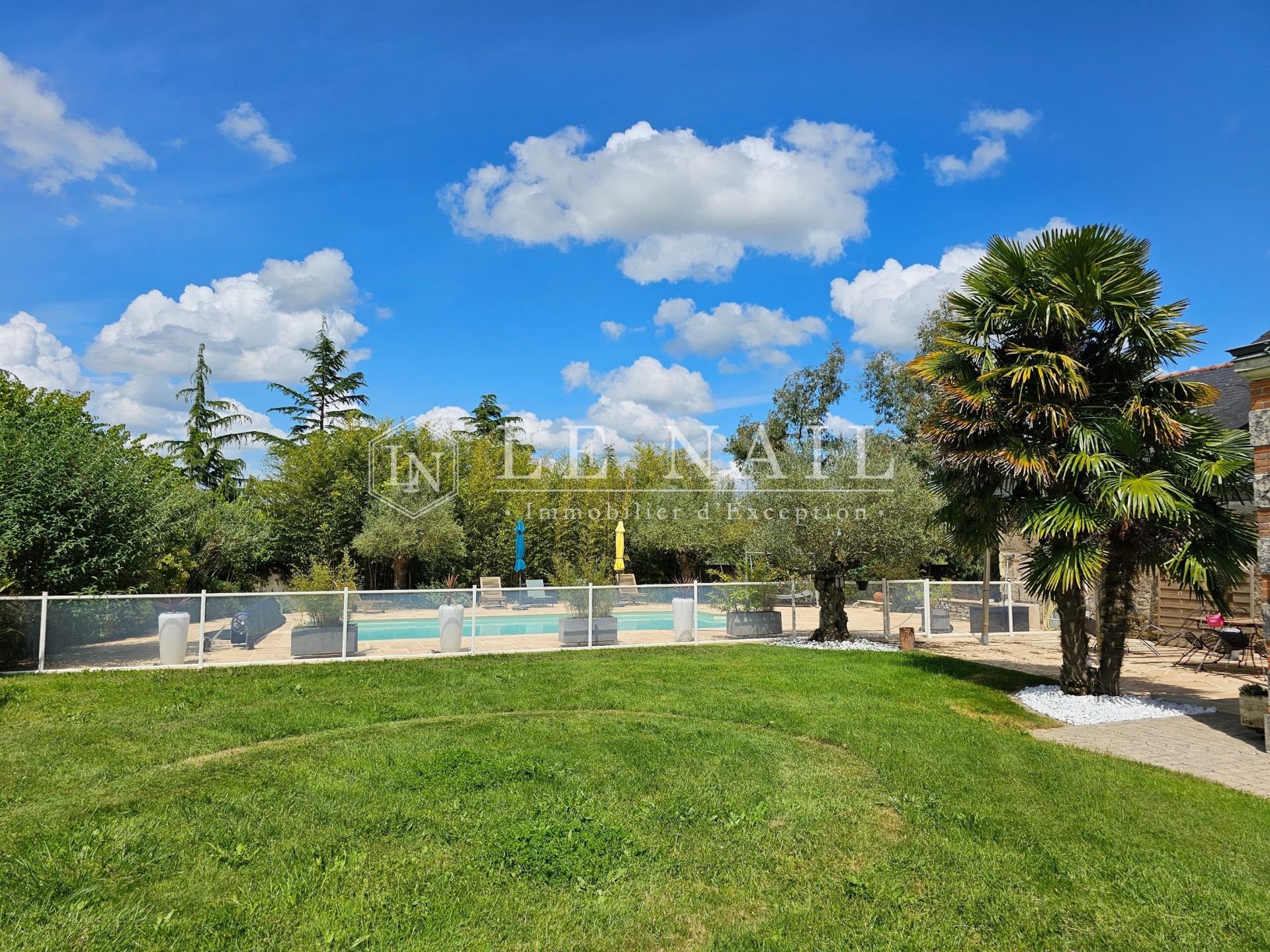 mansion 12 rooms for sale on ANGERS (49000)