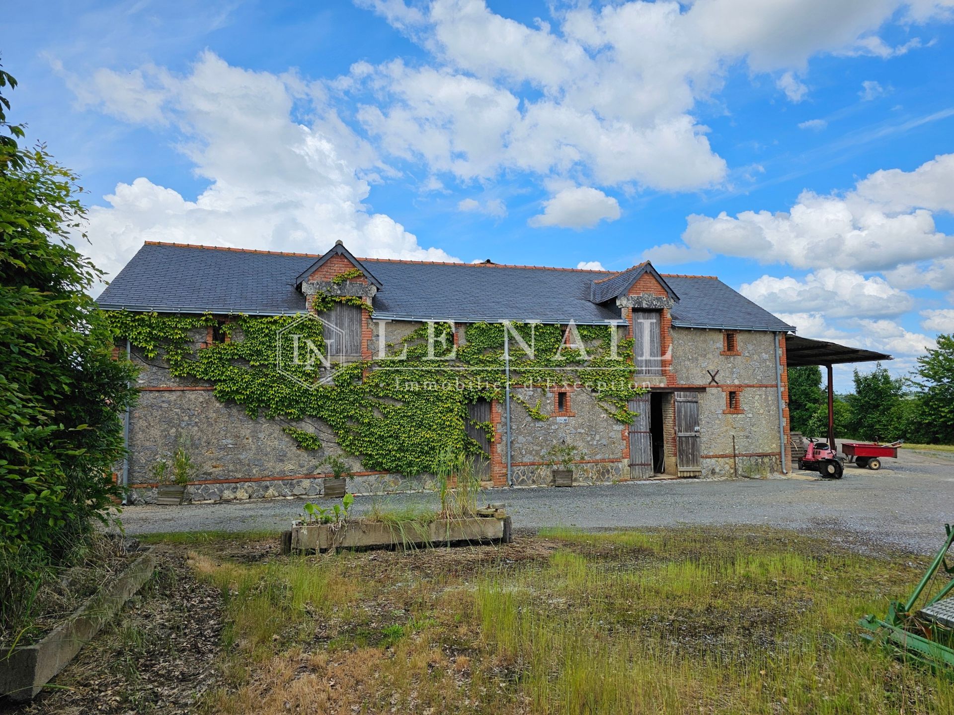 mansion 12 rooms for sale on ANGERS (49000)