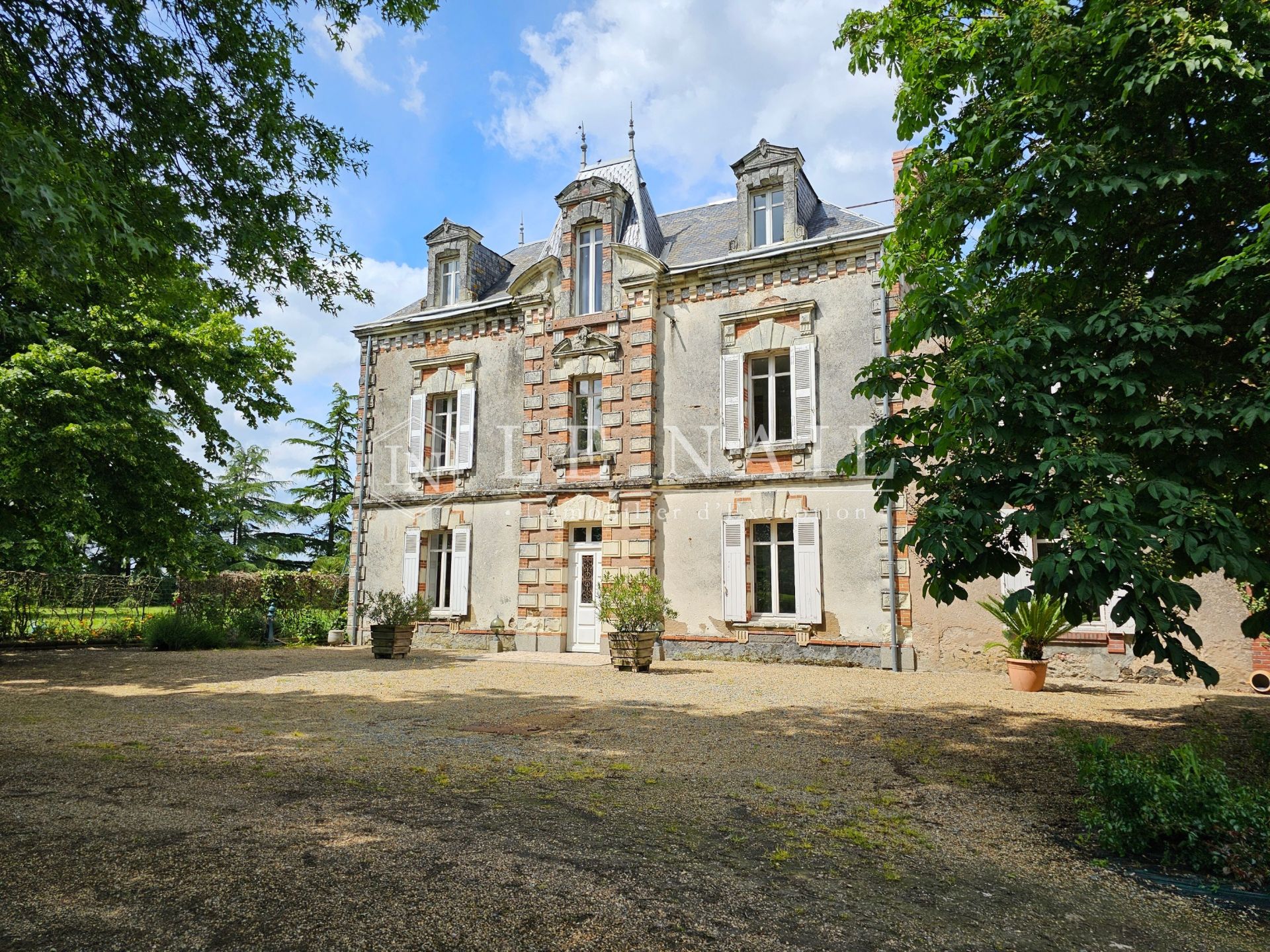 mansion 12 rooms for sale on ANGERS (49000)