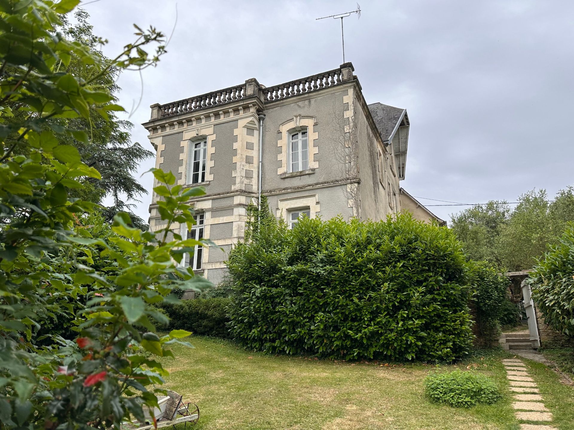 property 11 rooms for sale on CHANTONNAY (85110)