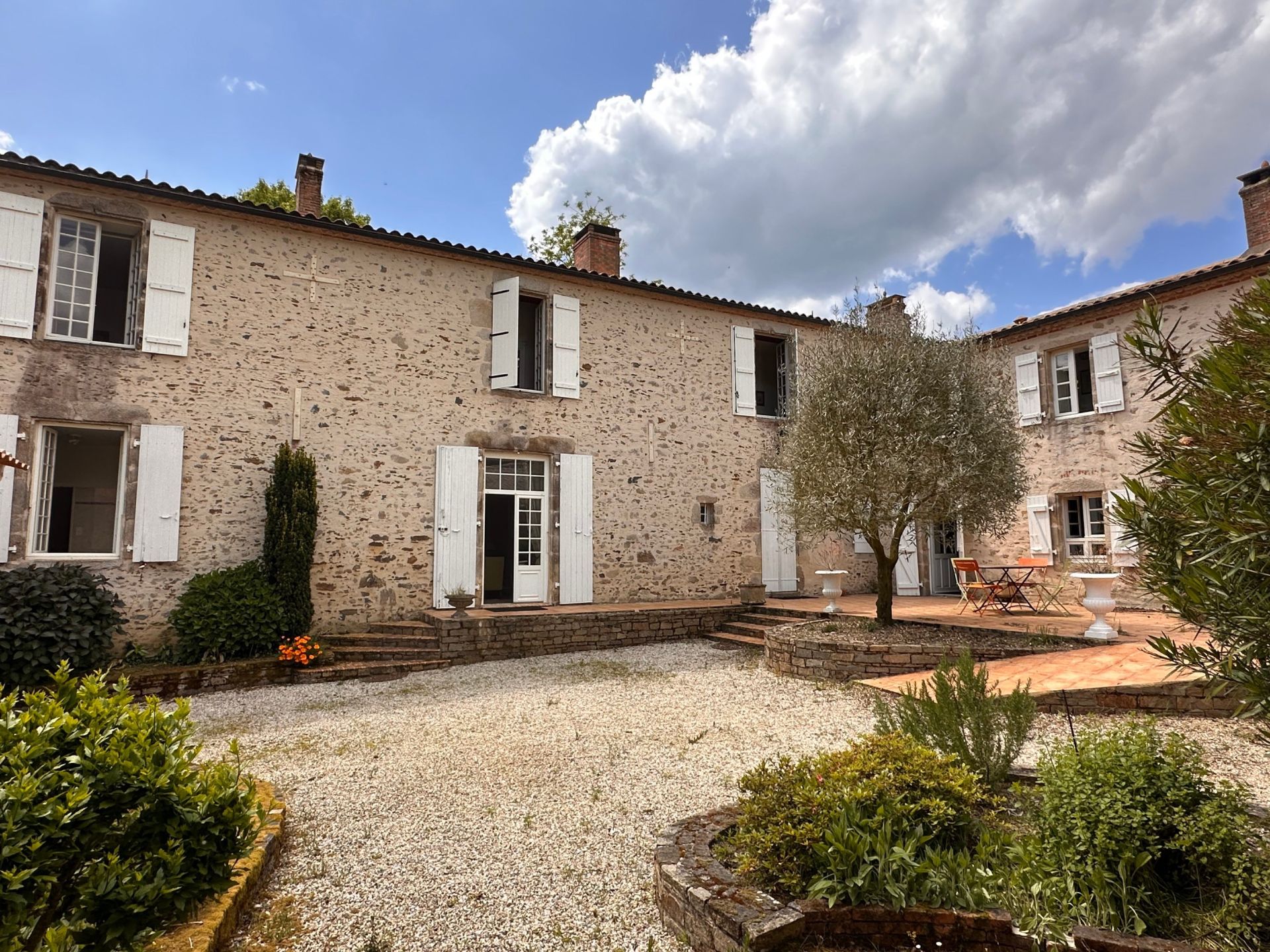 house 14 rooms for sale on LA ROCHE SUR YON (85000)