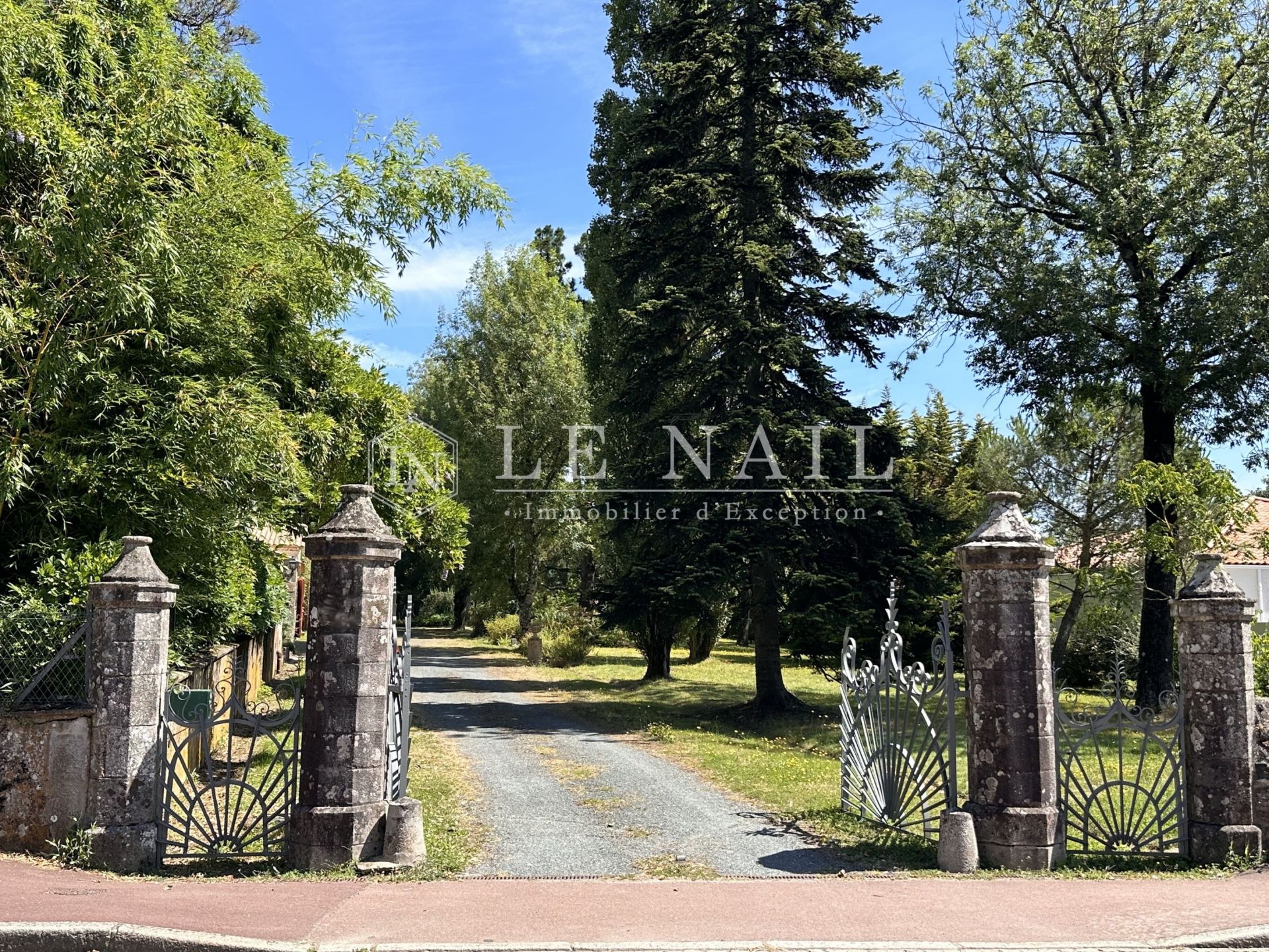 house 14 rooms for sale on LA ROCHE SUR YON (85000)