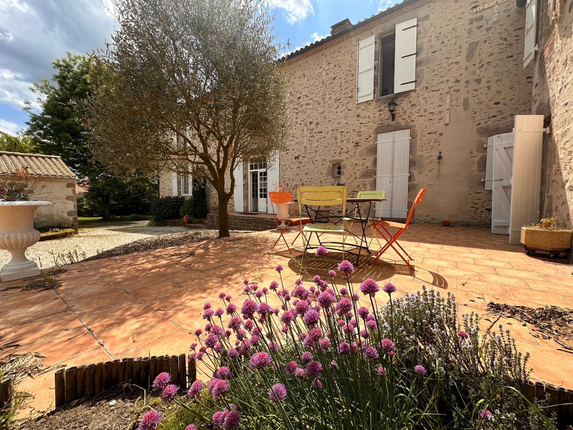 house 14 rooms for sale on LA ROCHE SUR YON (85000)