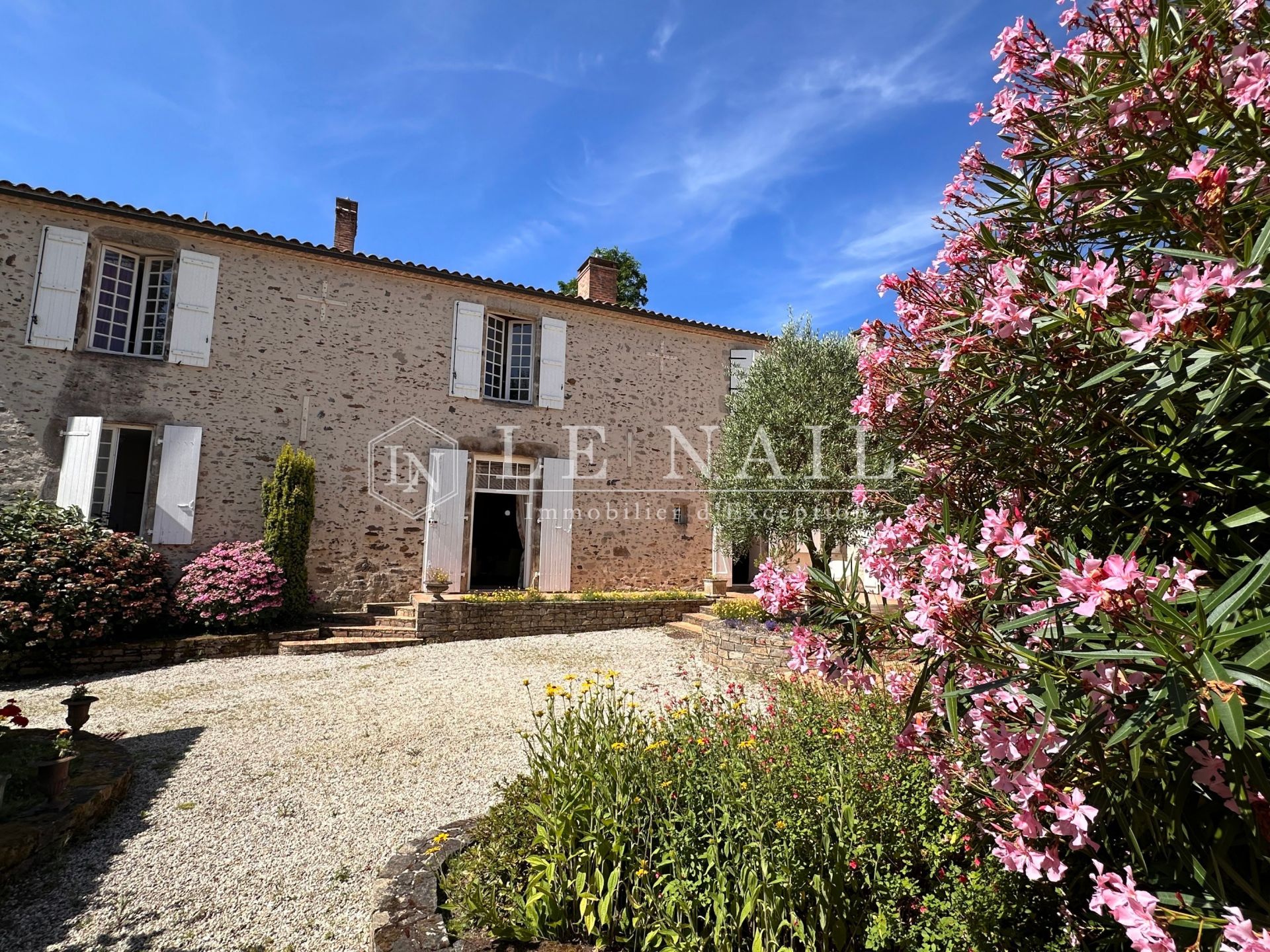 house 14 rooms for sale on LA ROCHE SUR YON (85000)