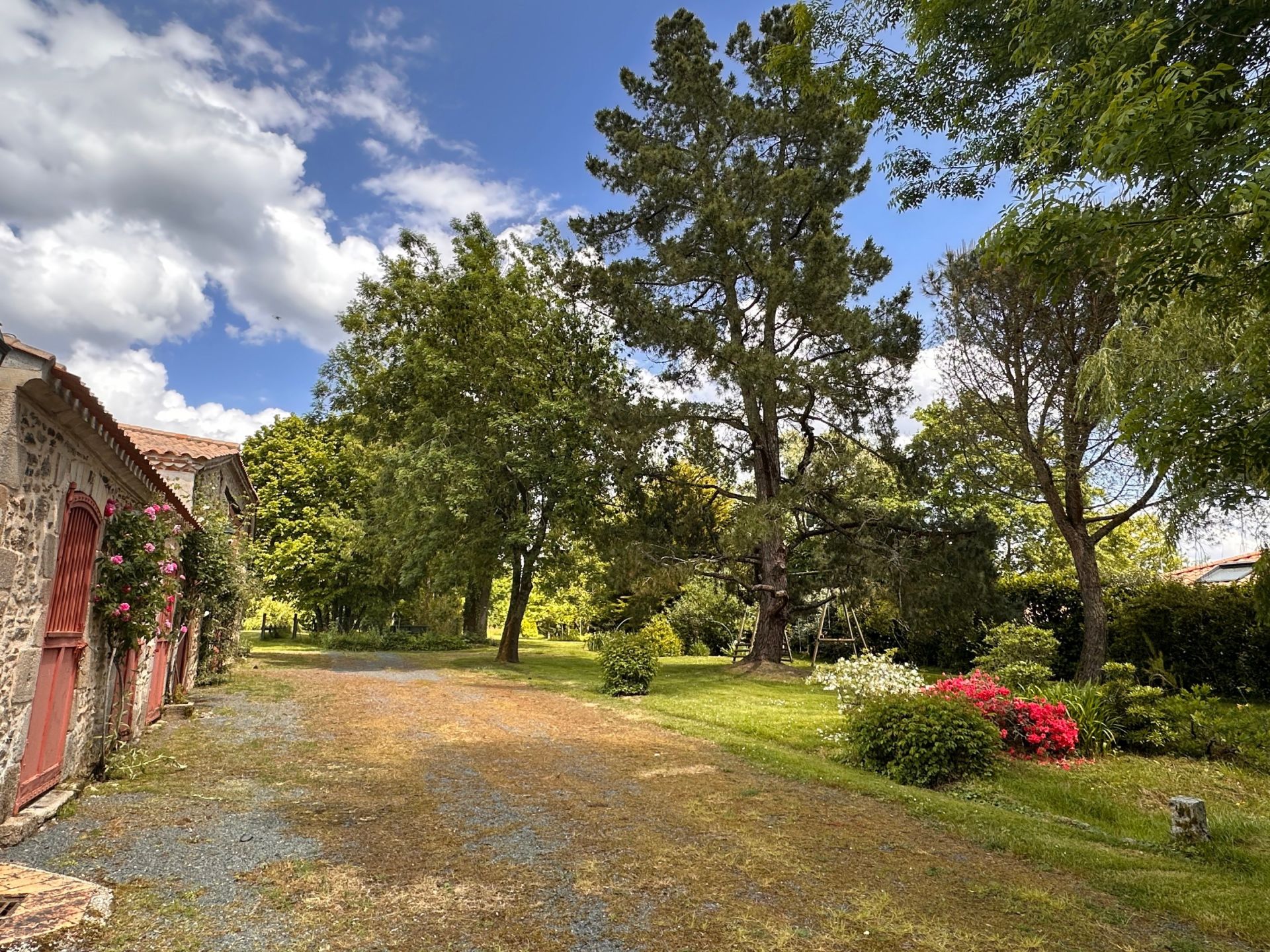 house 14 rooms for sale on LA ROCHE SUR YON (85000)