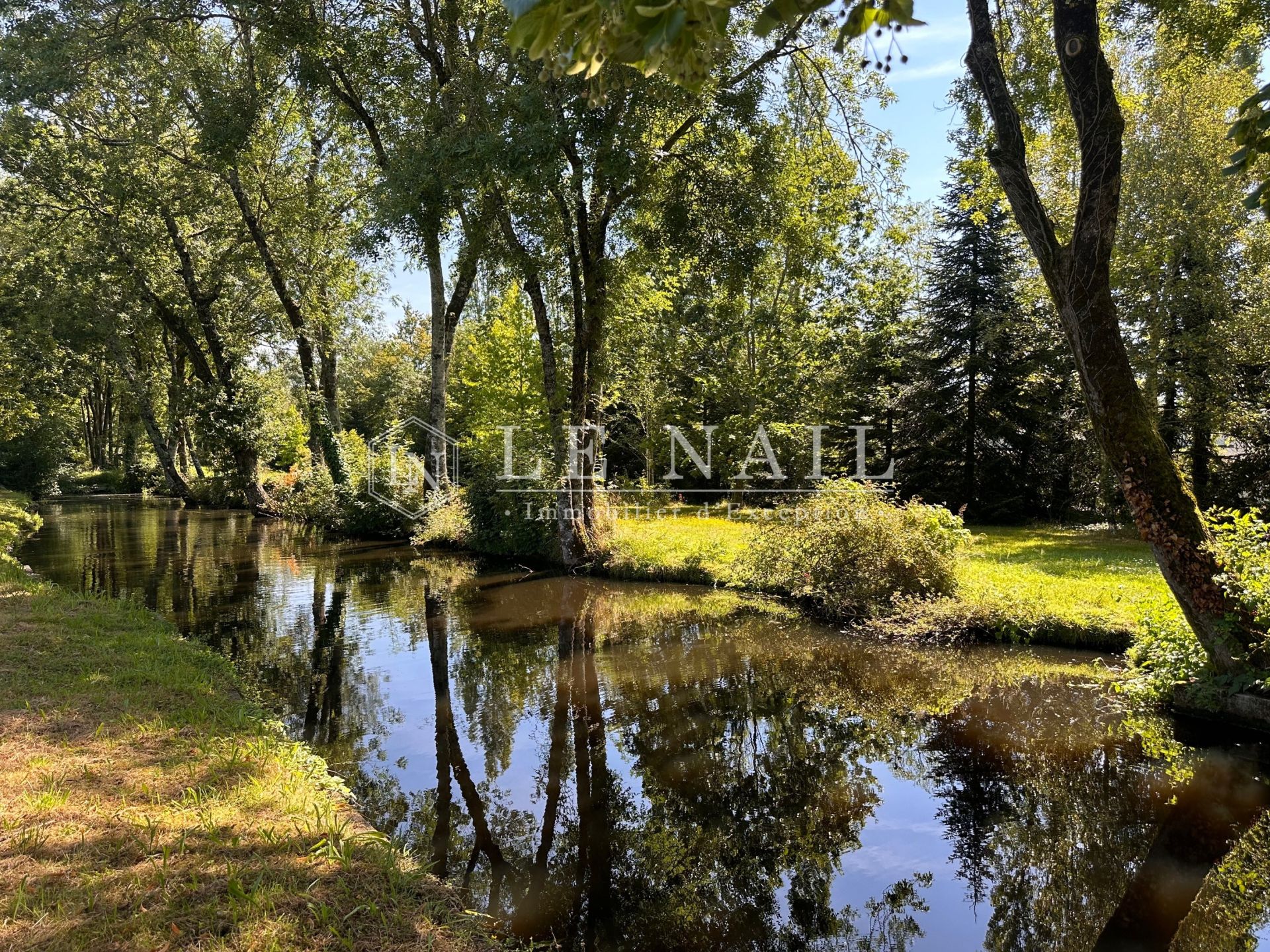 house 14 rooms for sale on LA ROCHE SUR YON (85000)