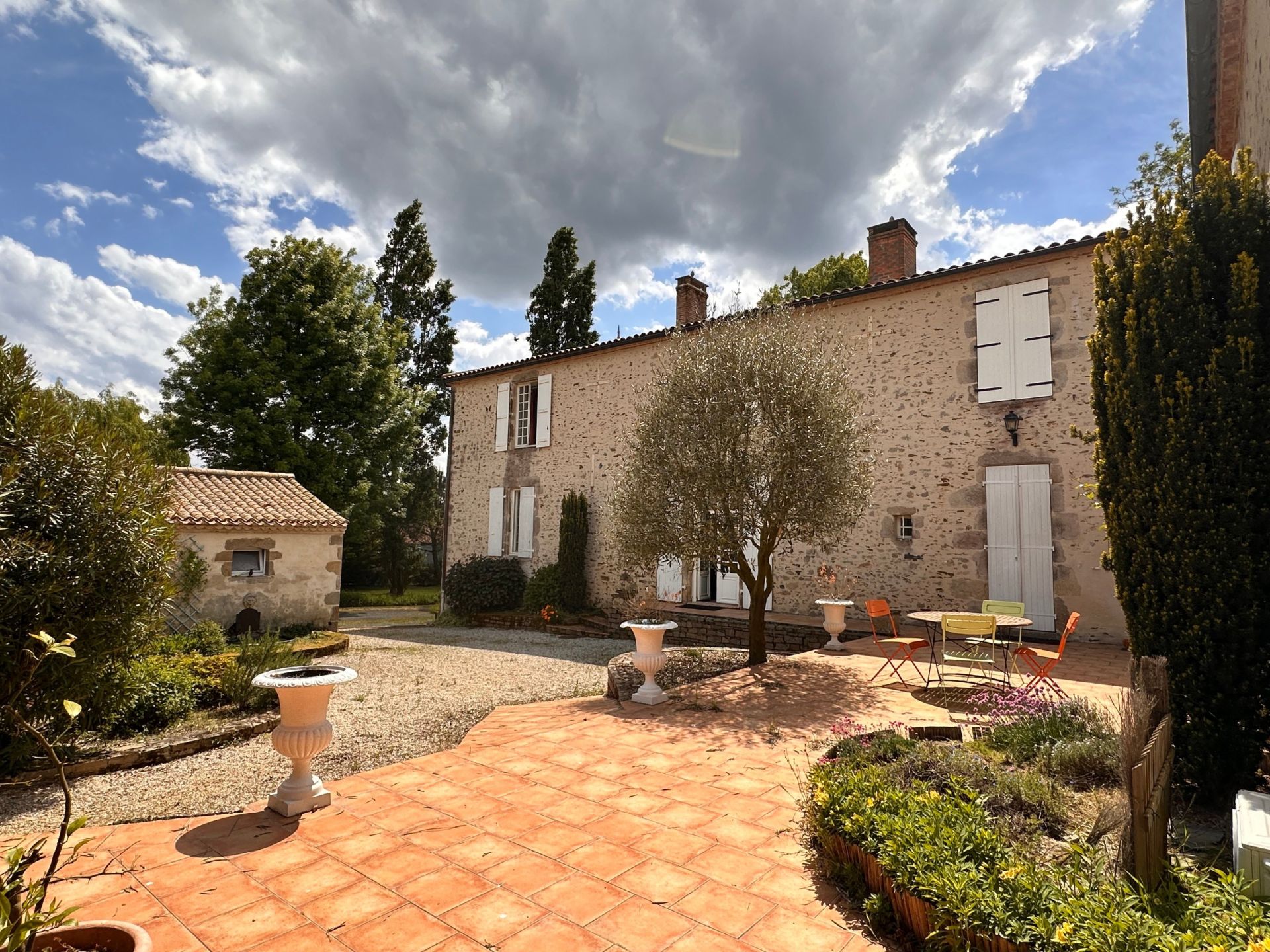 house 14 rooms for sale on LA ROCHE SUR YON (85000)