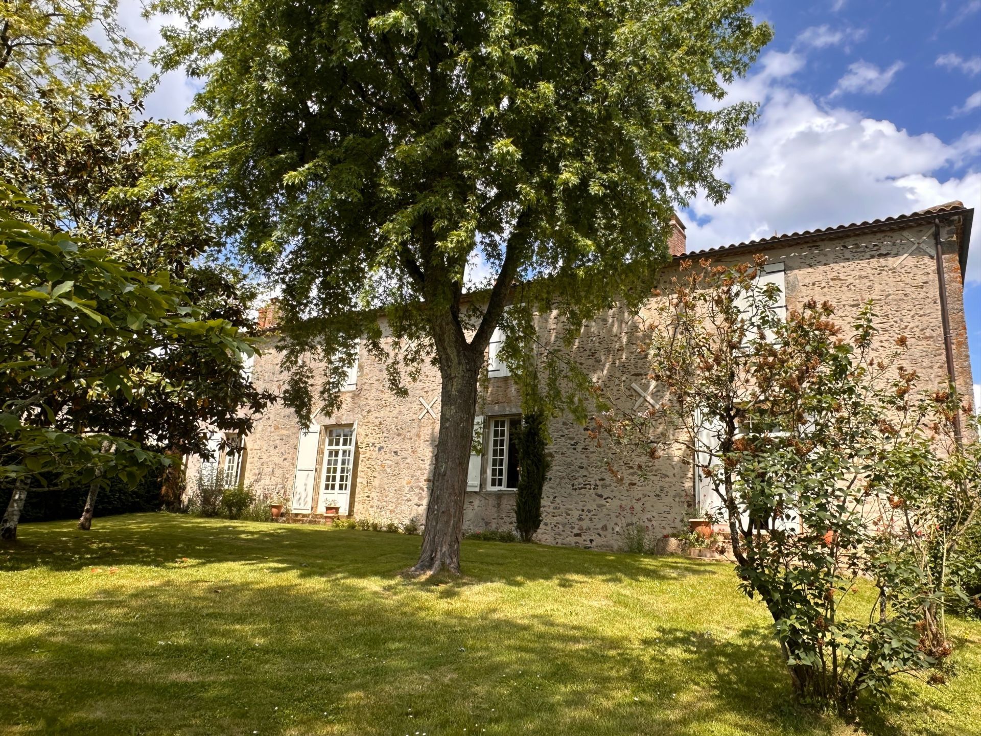 house 14 rooms for sale on LA ROCHE SUR YON (85000)