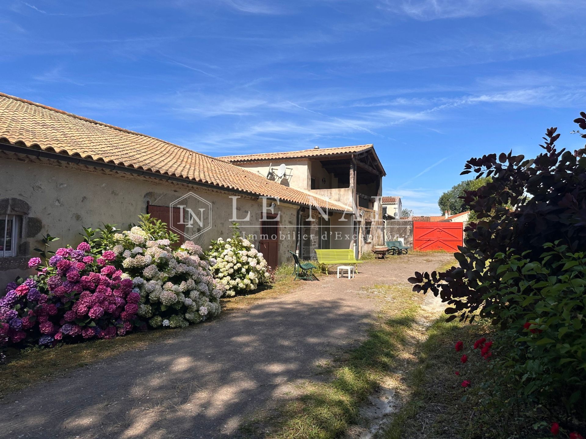 house 14 rooms for sale on LA ROCHE SUR YON (85000)