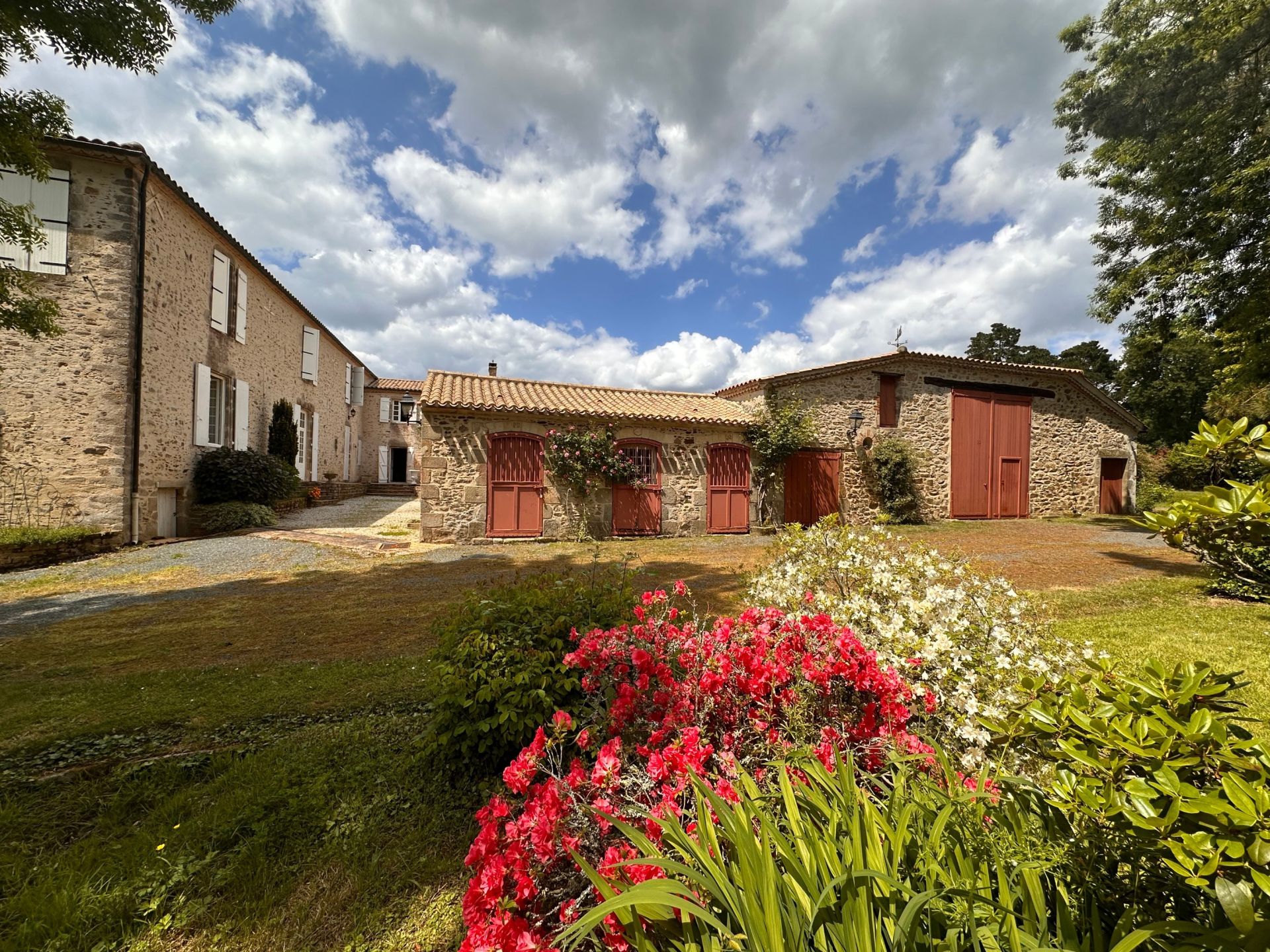 house 14 rooms for sale on LA ROCHE SUR YON (85000)