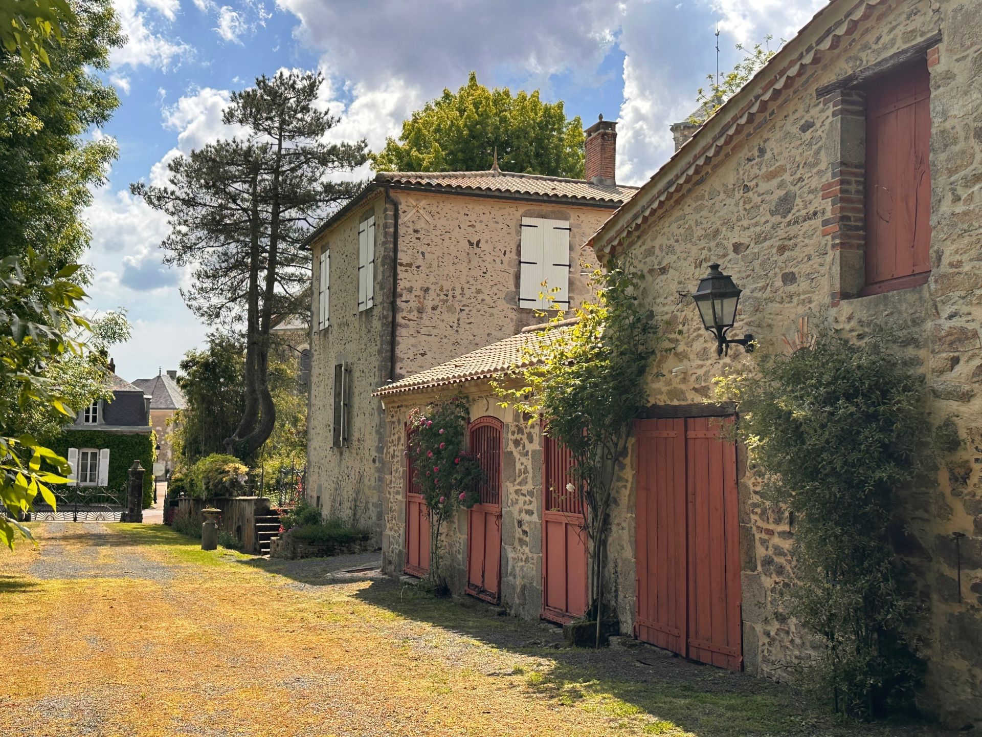 house 14 rooms for sale on LA ROCHE SUR YON (85000)