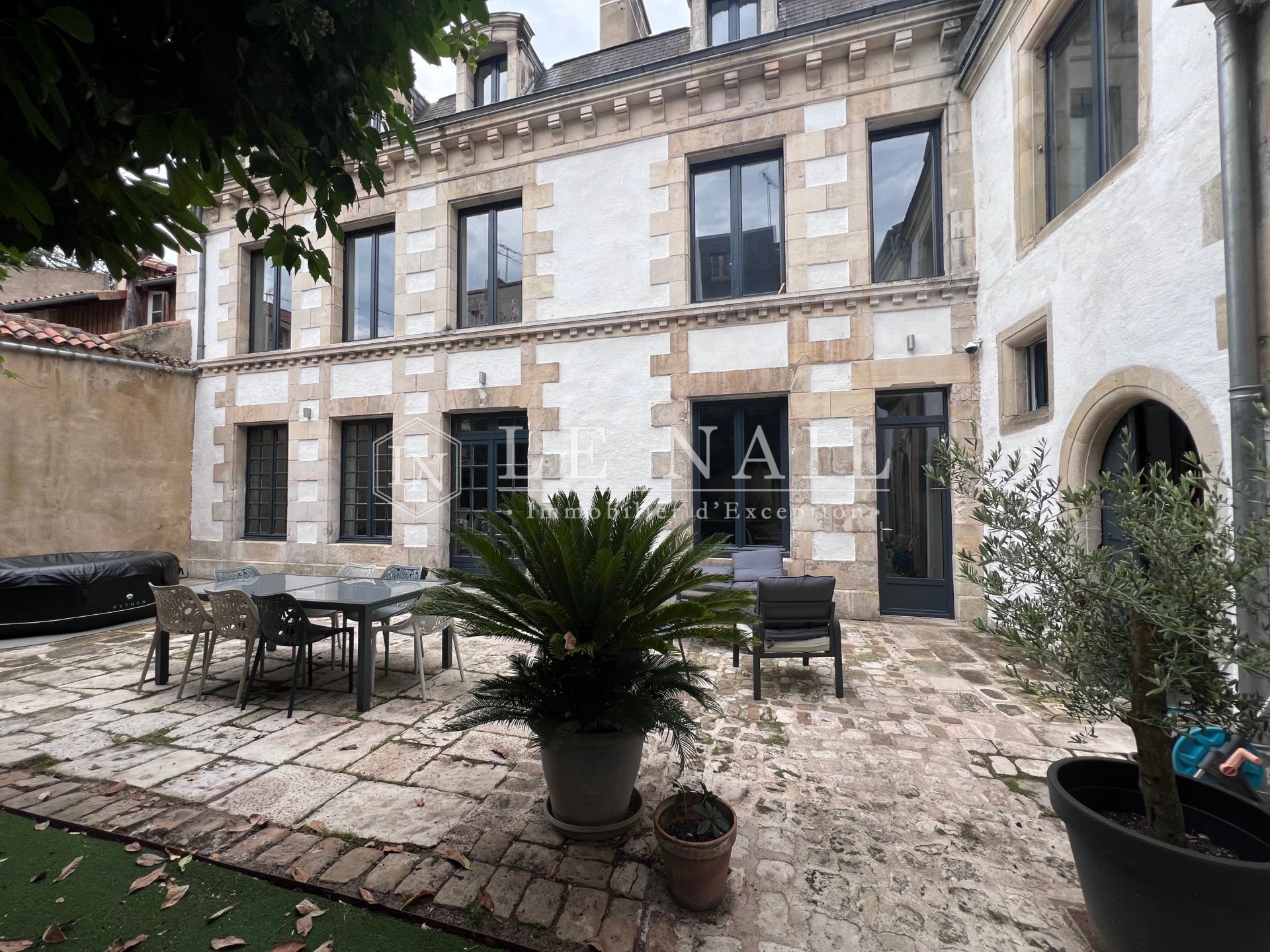 townhouse 12 rooms for sale on POITIERS (86000)