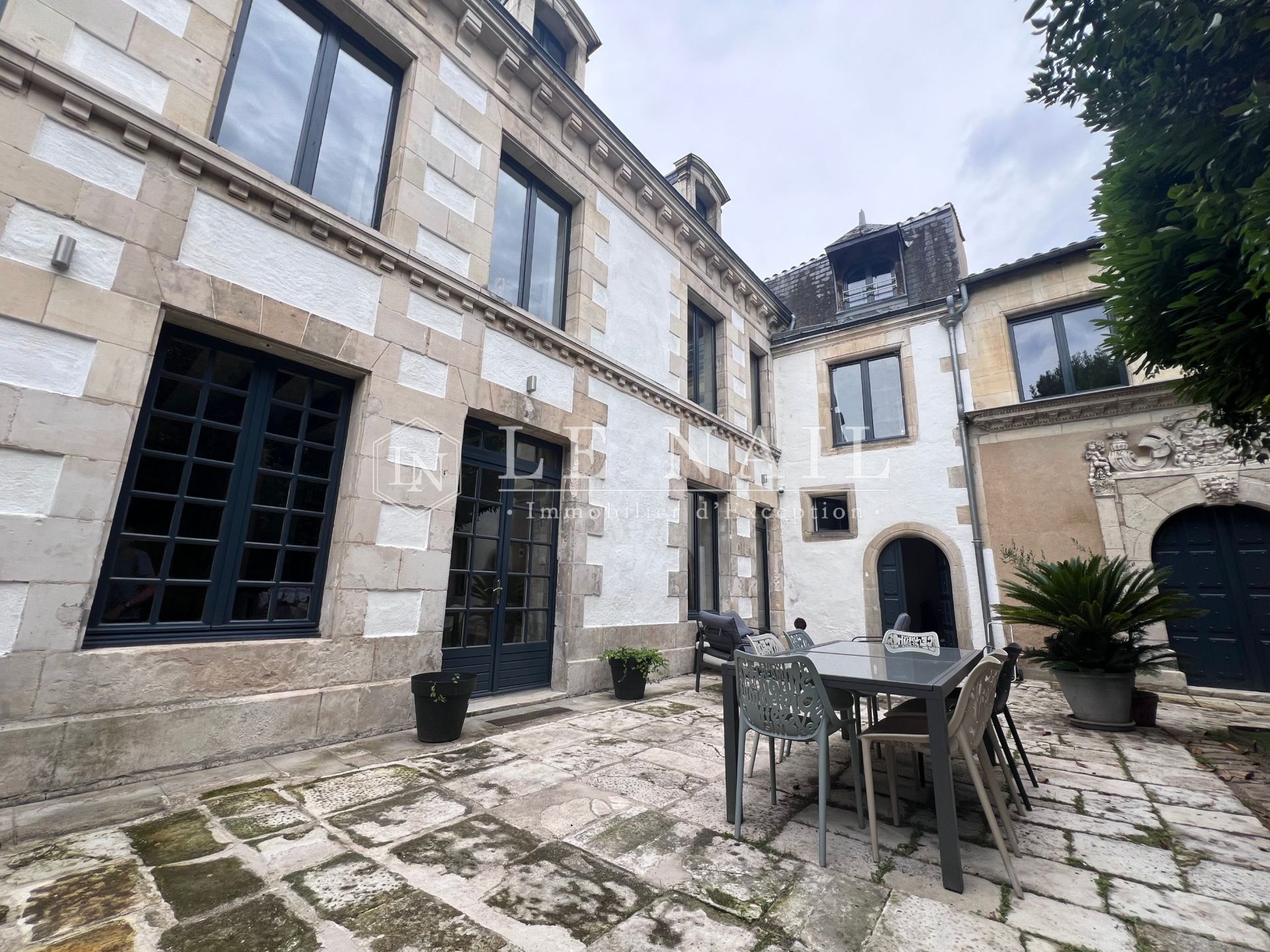 townhouse 12 rooms for sale on POITIERS (86000)