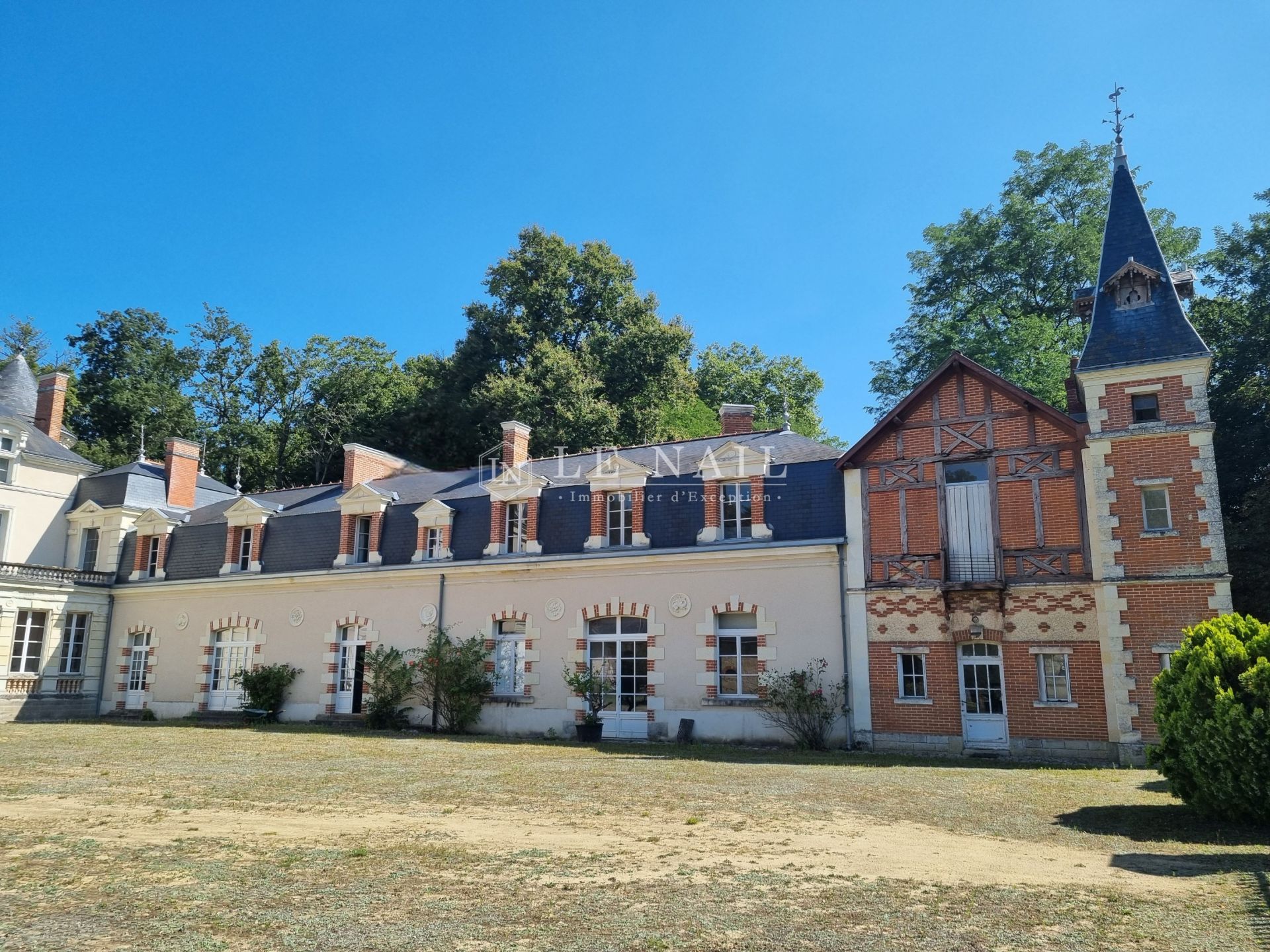 castle 35 rooms for sale on TOURS (37000)