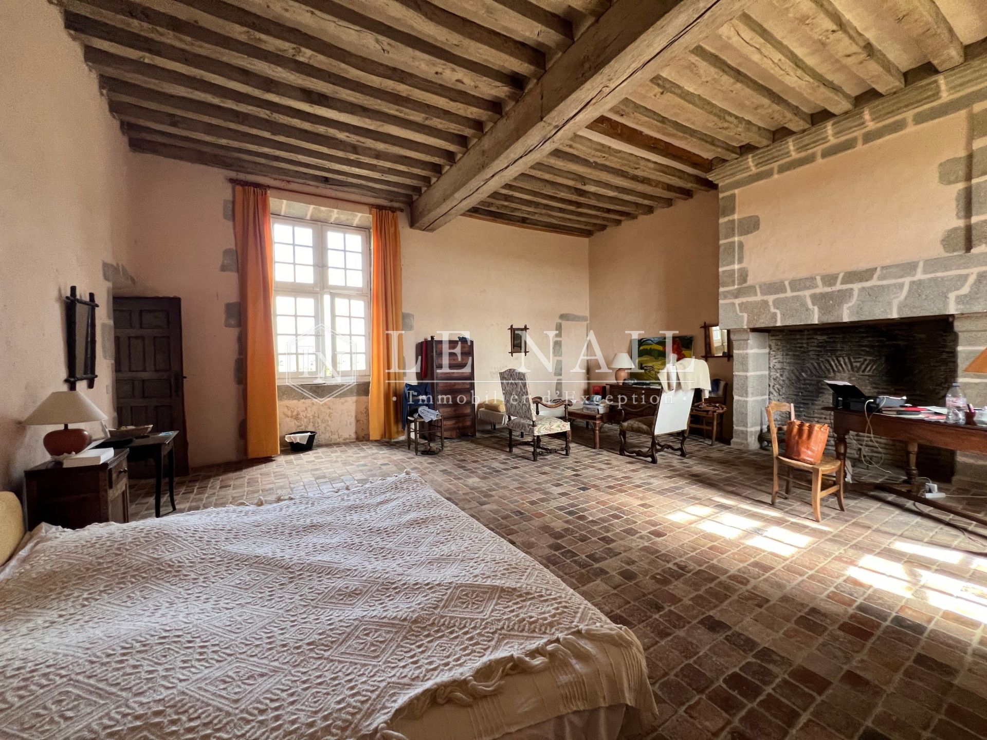castle 12 rooms for sale on PARTHENAY (79200)