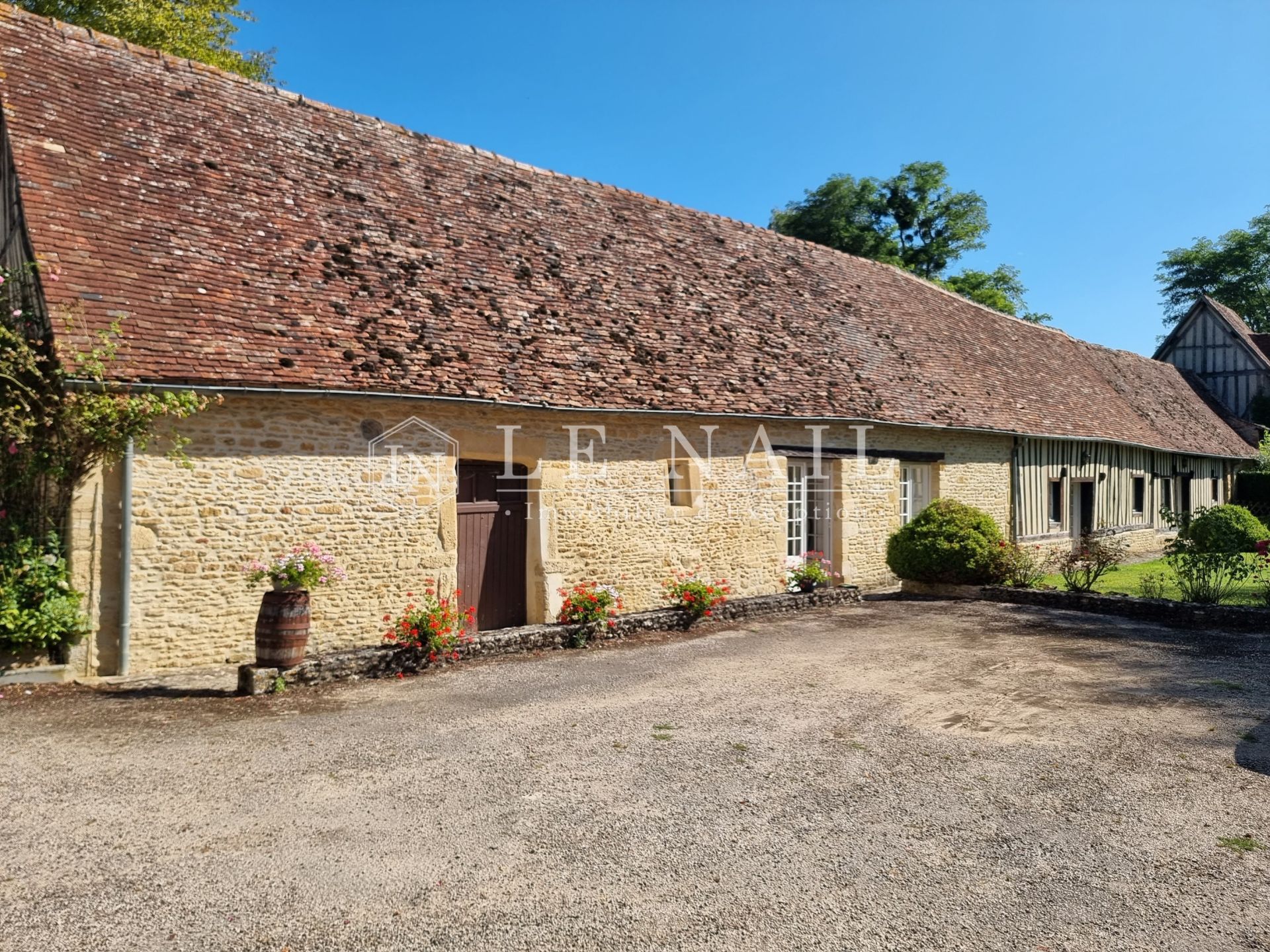 manoir 8 pièces en vente à ST PIERRE SUR DIVES (14170)