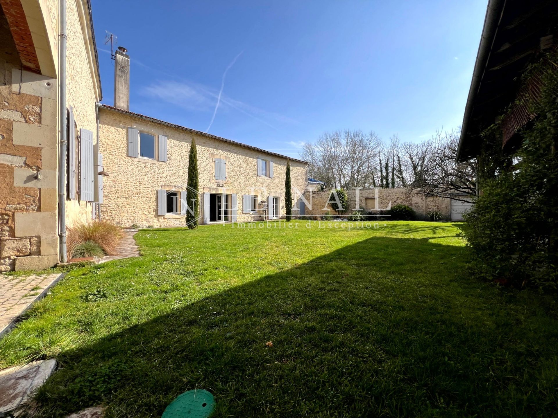 townhouse 10 rooms for sale on ST JEAN D ANGELY (17400)