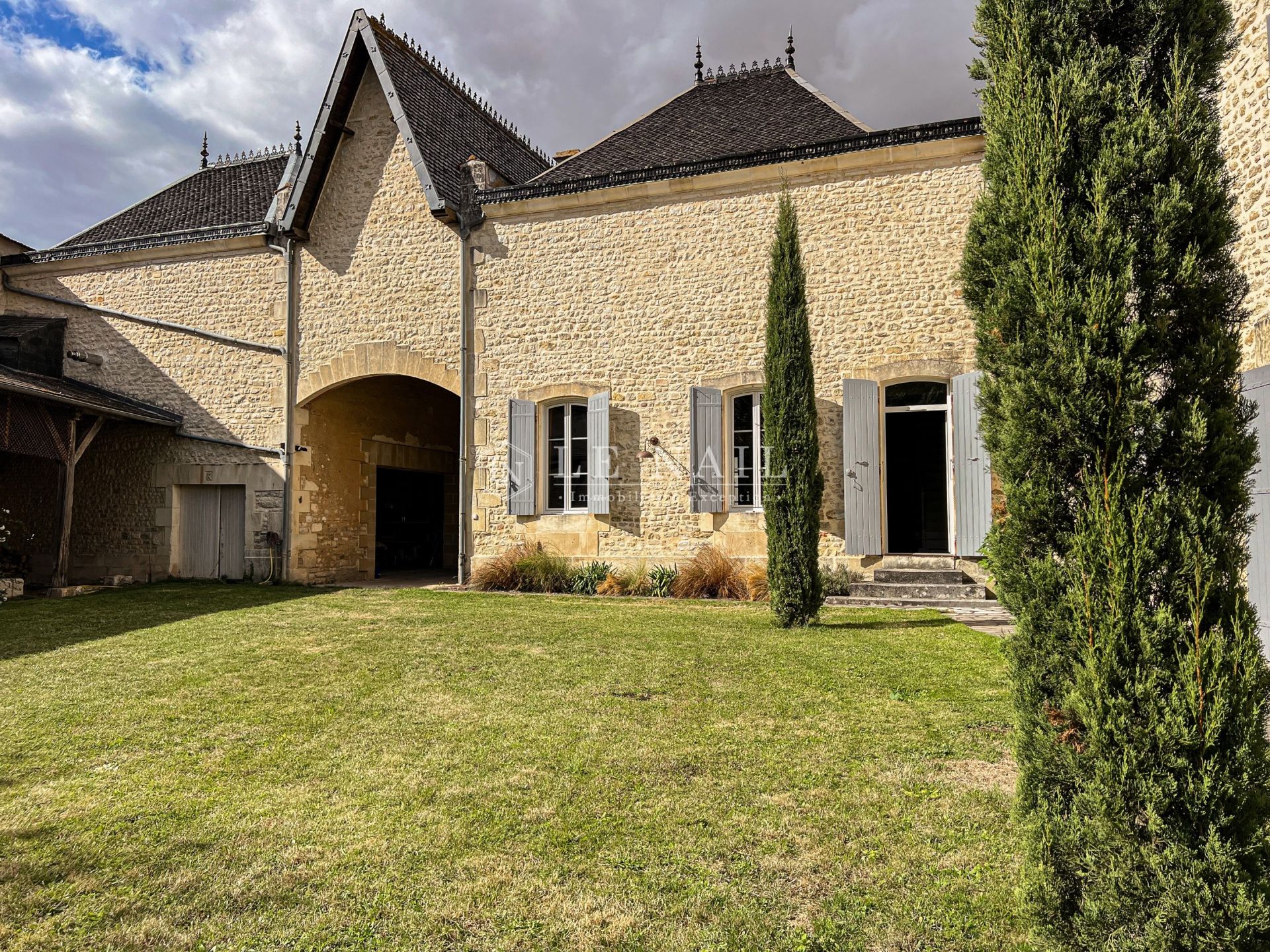 townhouse 10 rooms for sale on ST JEAN D ANGELY (17400)