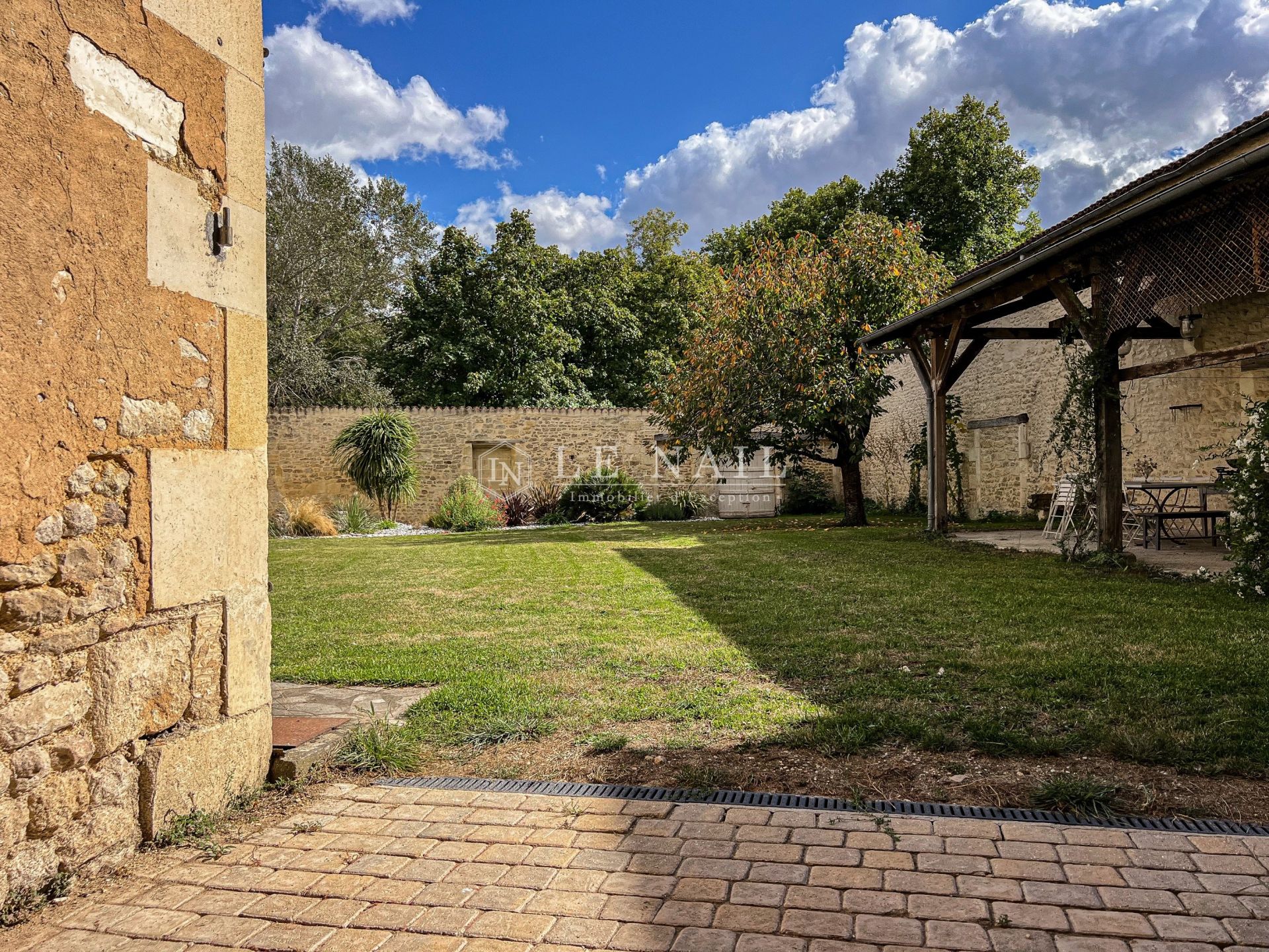 townhouse 10 rooms for sale on ST JEAN D ANGELY (17400)