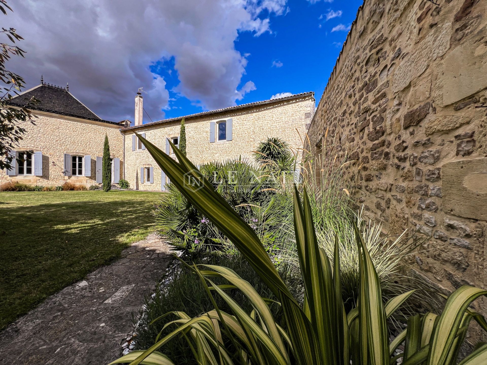 townhouse 10 rooms for sale on ST JEAN D ANGELY (17400)