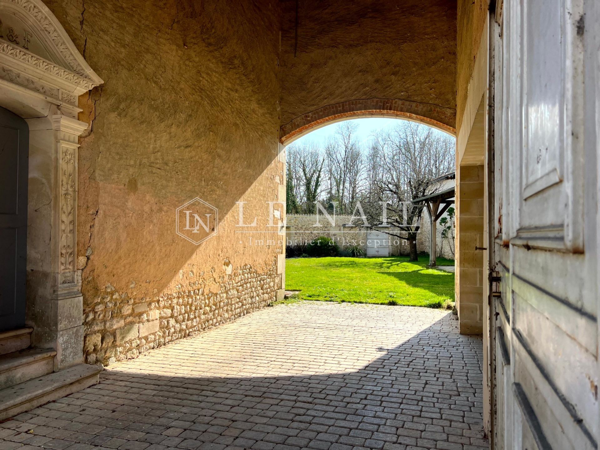 townhouse 10 rooms for sale on ST JEAN D ANGELY (17400)
