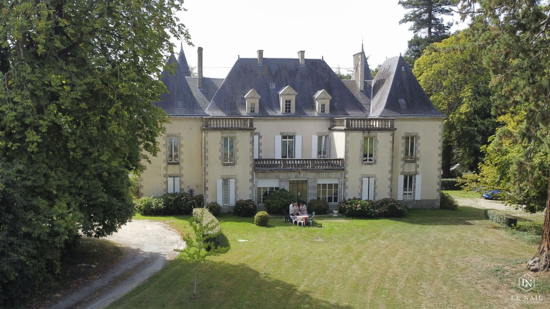 castle 15 rooms for sale on LA ROCHE SUR YON (85000)