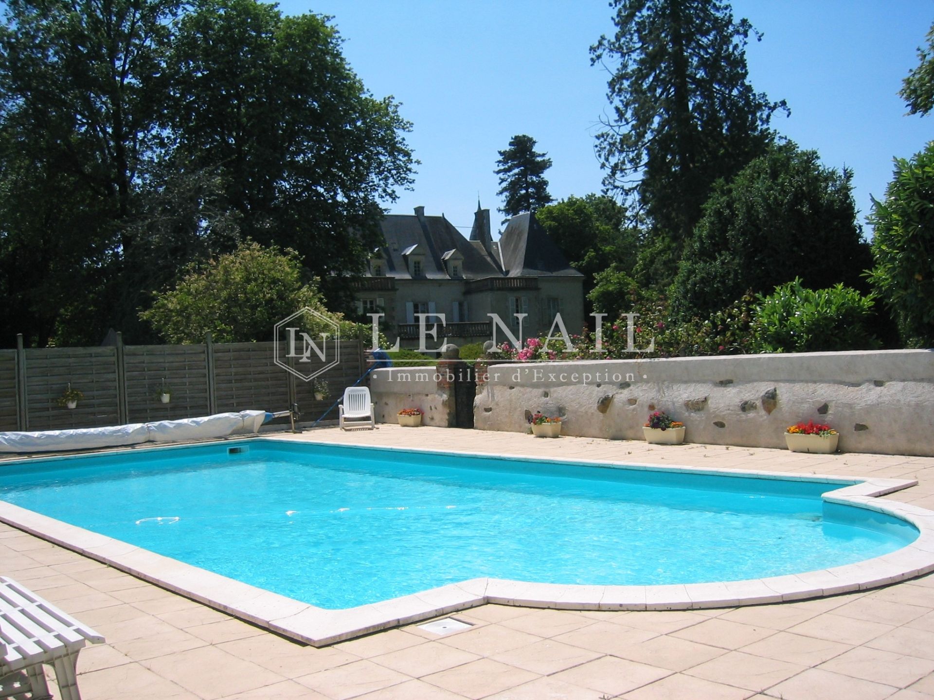 castle 15 rooms for sale on LA ROCHE SUR YON (85000)