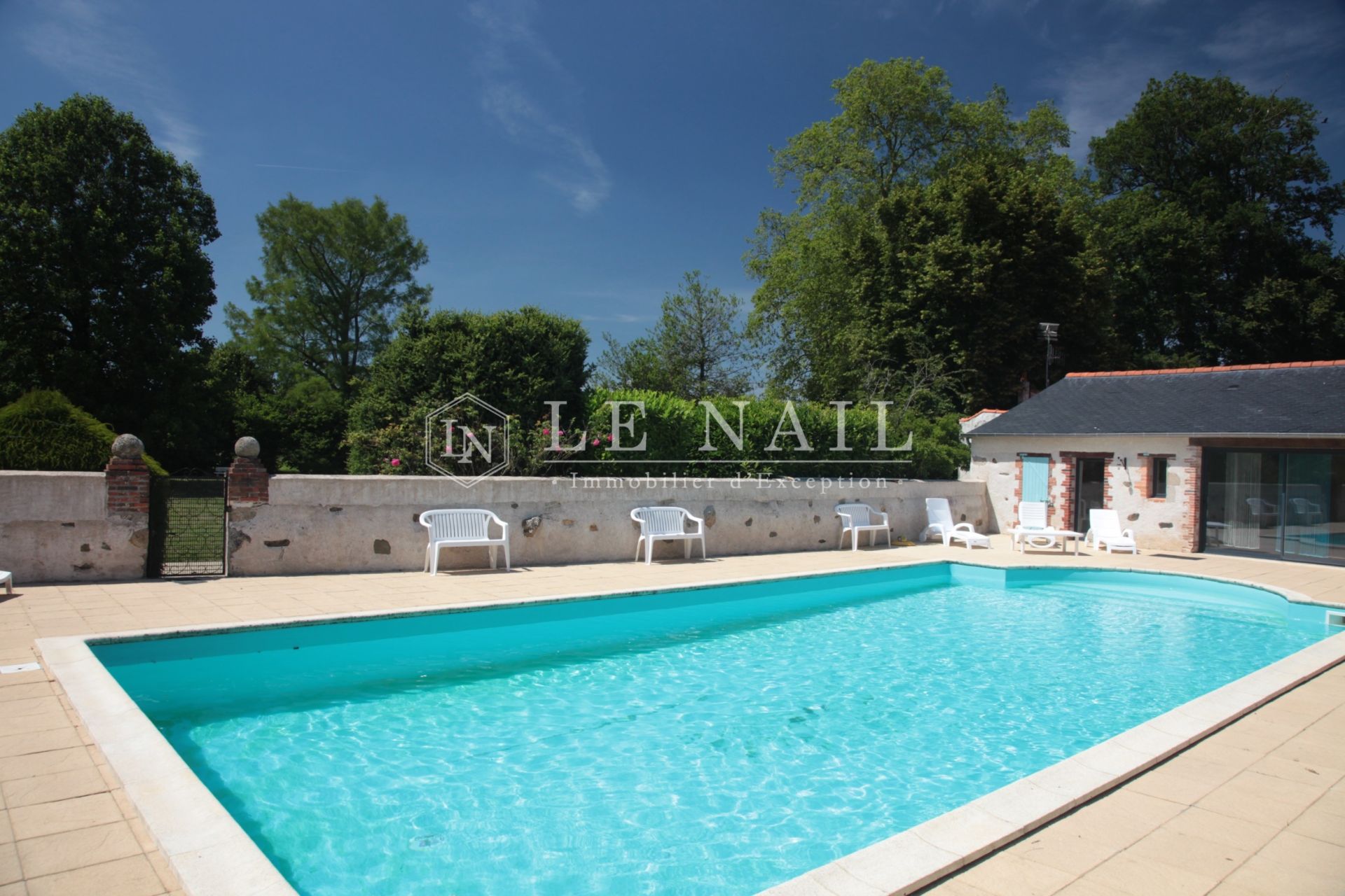 castle 15 rooms for sale on LA ROCHE SUR YON (85000)
